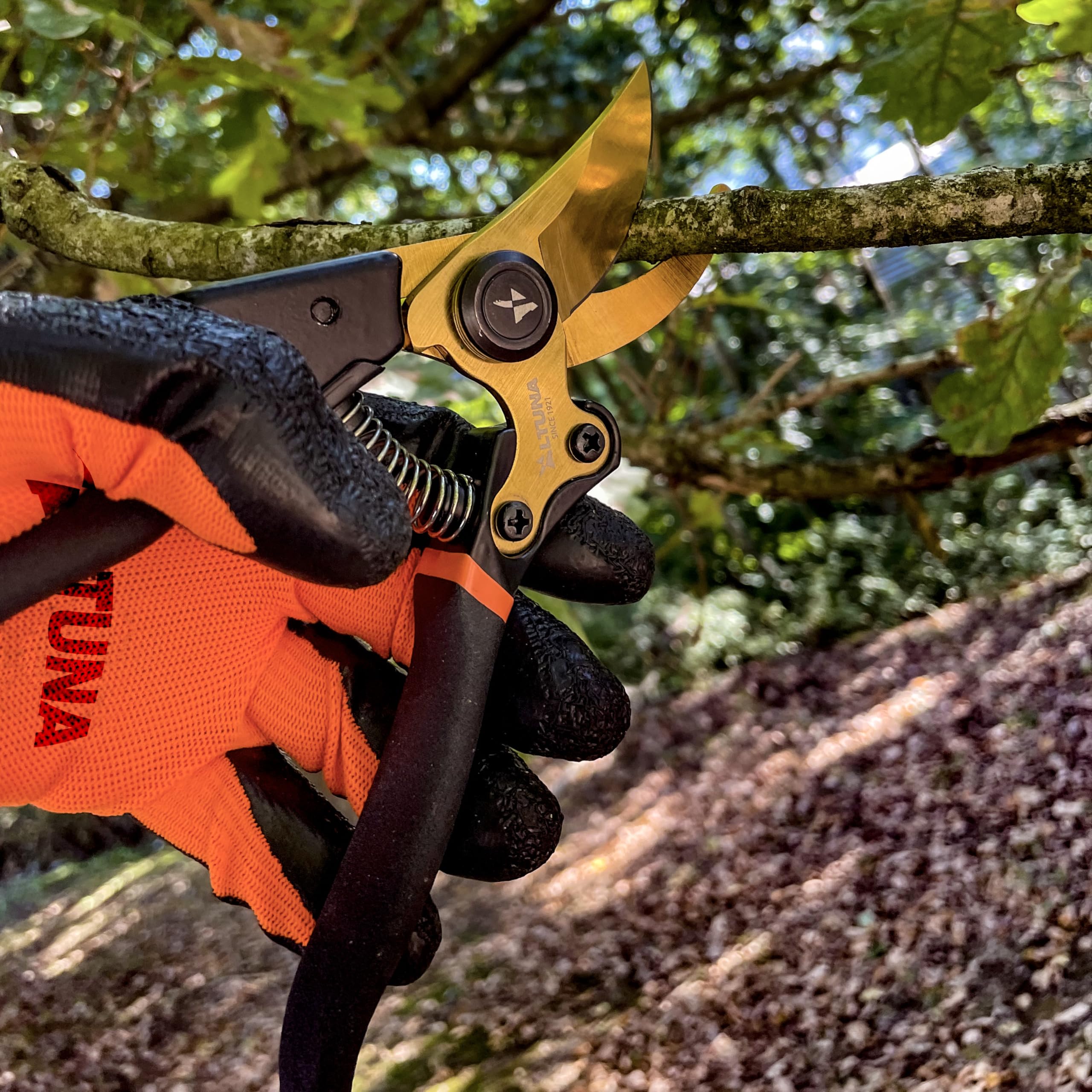 Altuna TR15 - Tijeras de Podar de Titanio - Tijera de Jardín Profesional con Hoja SK5 - Corte Bypass Preciso - Mango Metálico Antideslizante - Diseño Ergonómico - Ideal para Regalo - Caja Incluida