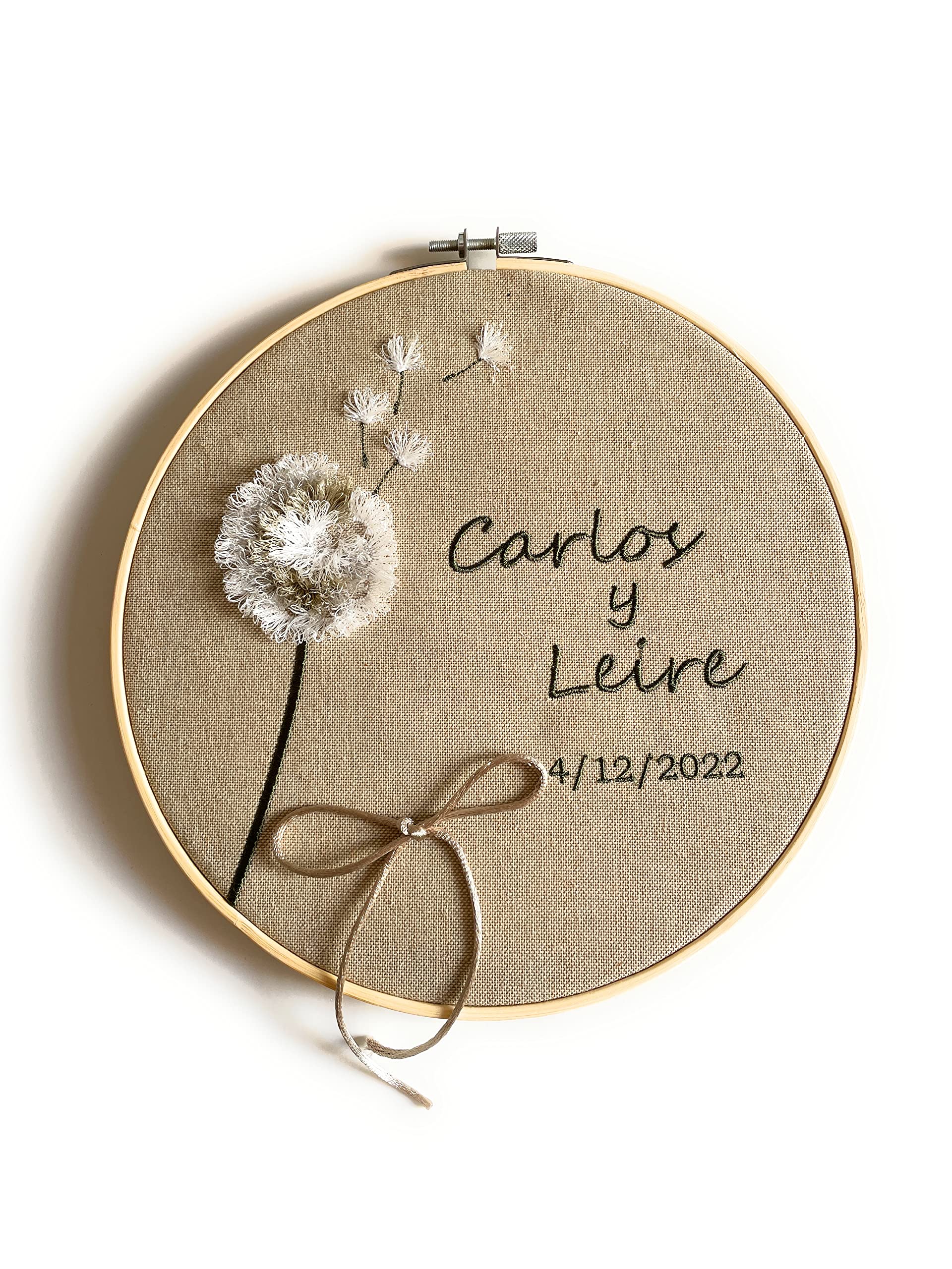 VPM Original Bastidor porta alianzas de 22 cm., bordado personalizado con nombres y fecha. Con cordel para anudar los anillos. VPM Original. Fabricación española.