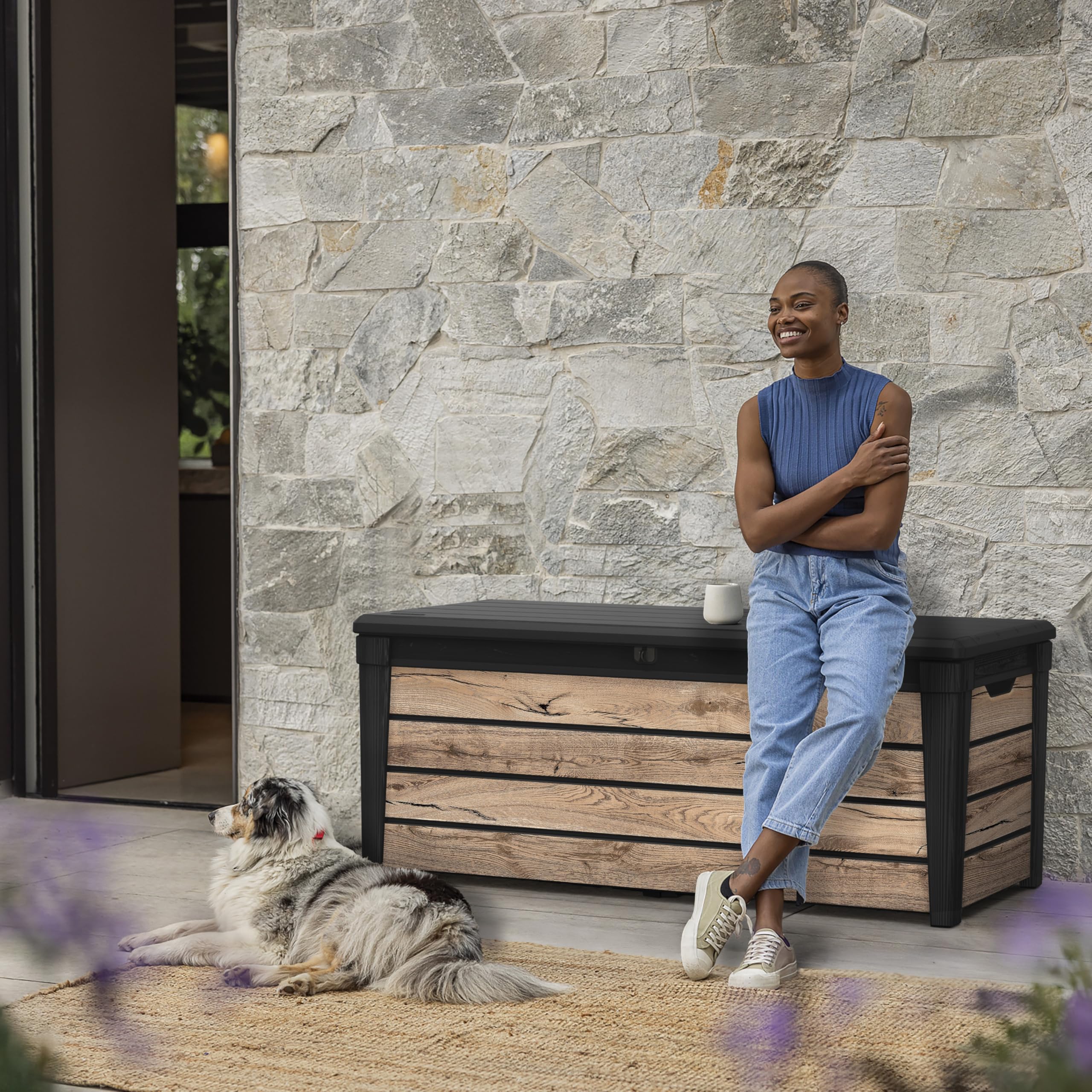 Koll Living Gartenbox Brightwood | 454 Liter, Holzoptik Pinie | Deckel mit Gasdruckfedern, bis 300 kg belastbar | wetterfest, wasserdicht, UV-resistent | Auflagenbox Kissenbox aus Kunststoff