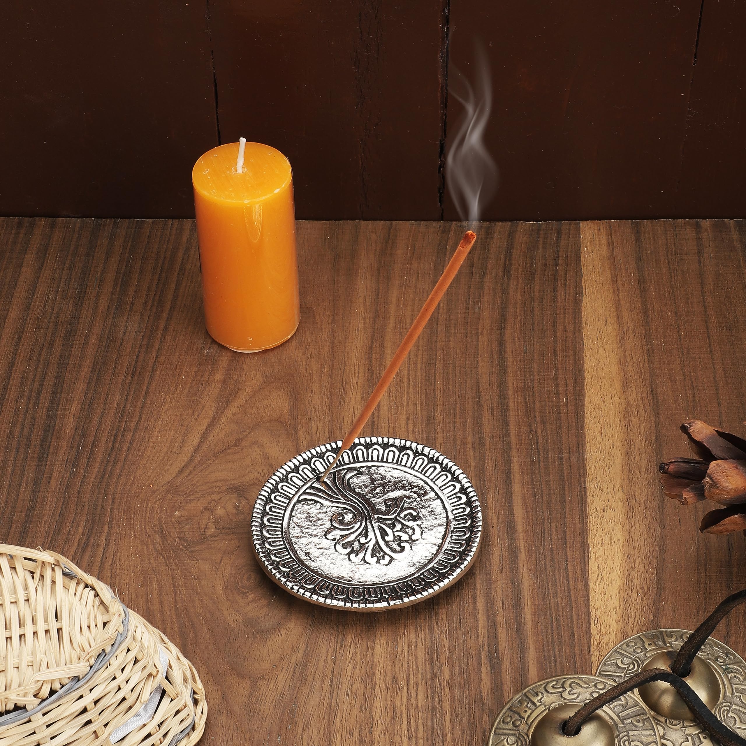 Ajuny Bruciatore di Incenso Rotondo in Alluminio con Raccoglitore di Cenere Finitura Argento Stile Tibetano Albero Mantra Intagliato 10.5 cm Porta Incenso Accessori per la Meditazione Decorazione