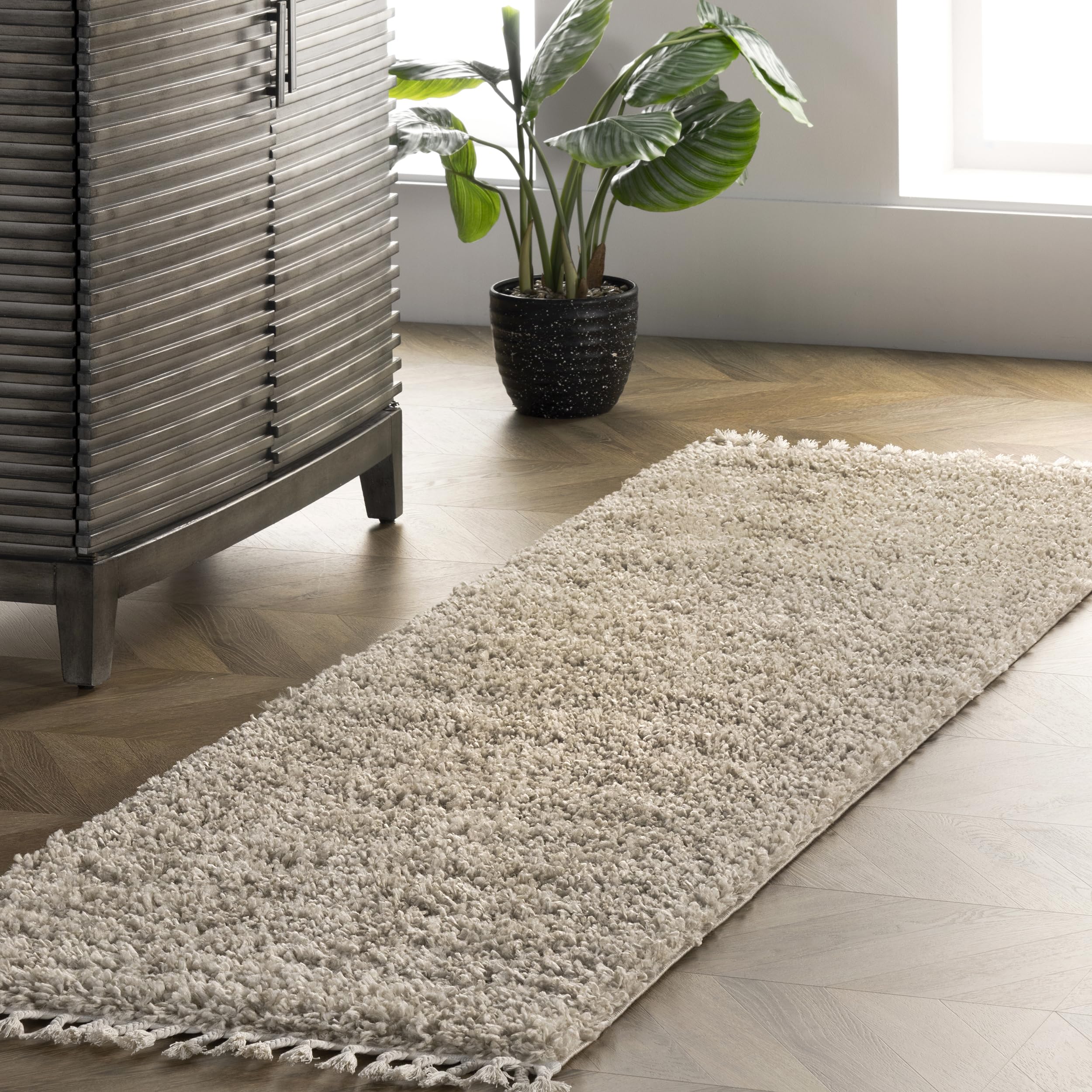 Nuloom Neva Beige/Ivory, 2'6" x 6', Modern, Shag, Tasseled, Soft and Cozy, High Traffic, Stain Resistant, Easy Clean, Durable Runner for Bedroom, Living Room, Dining Space, Den, Foyer, Entryway