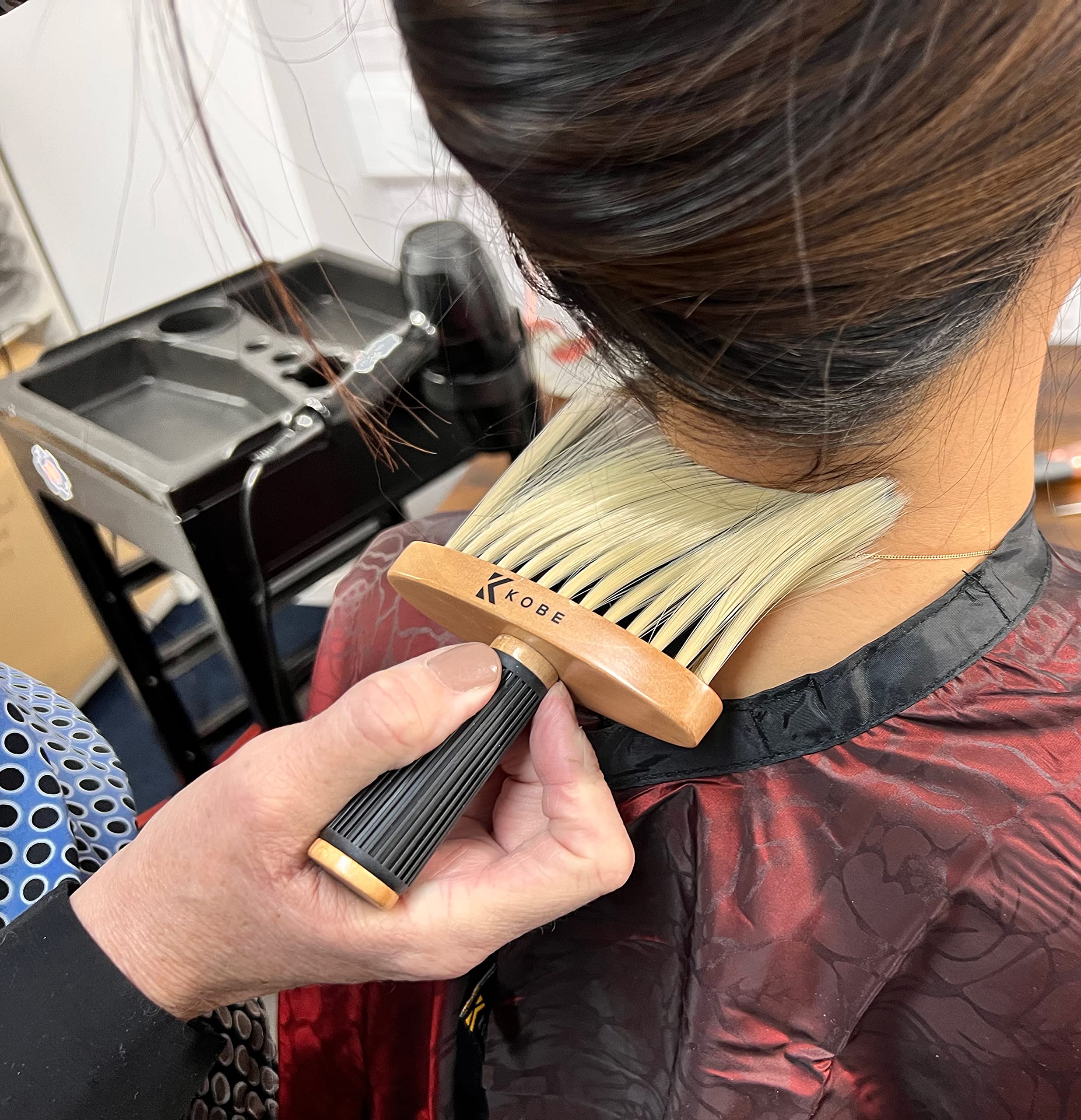 Kobe Professionelle Friseurbürste Kaja – Friseur-Zubehör – weiche Salon-Halsbürste zum Schneiden, Reinigen und Entfernen von verstreuten Haaren – für Friseure und Friseure