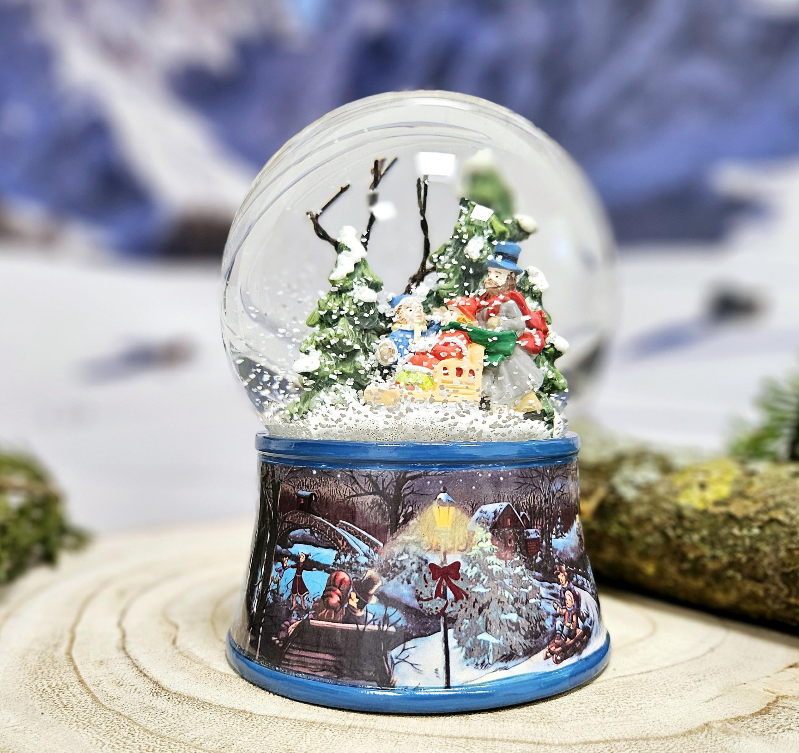 Schneekugel Spieluhr Weihnachten | Winter | H: 14 cm B: 10 cm | 20266 | Schüttelkugel mit Musik Stille Nacht heilige Nacht | Winterspaziergang mit Familie | Weihnachtsdekoration