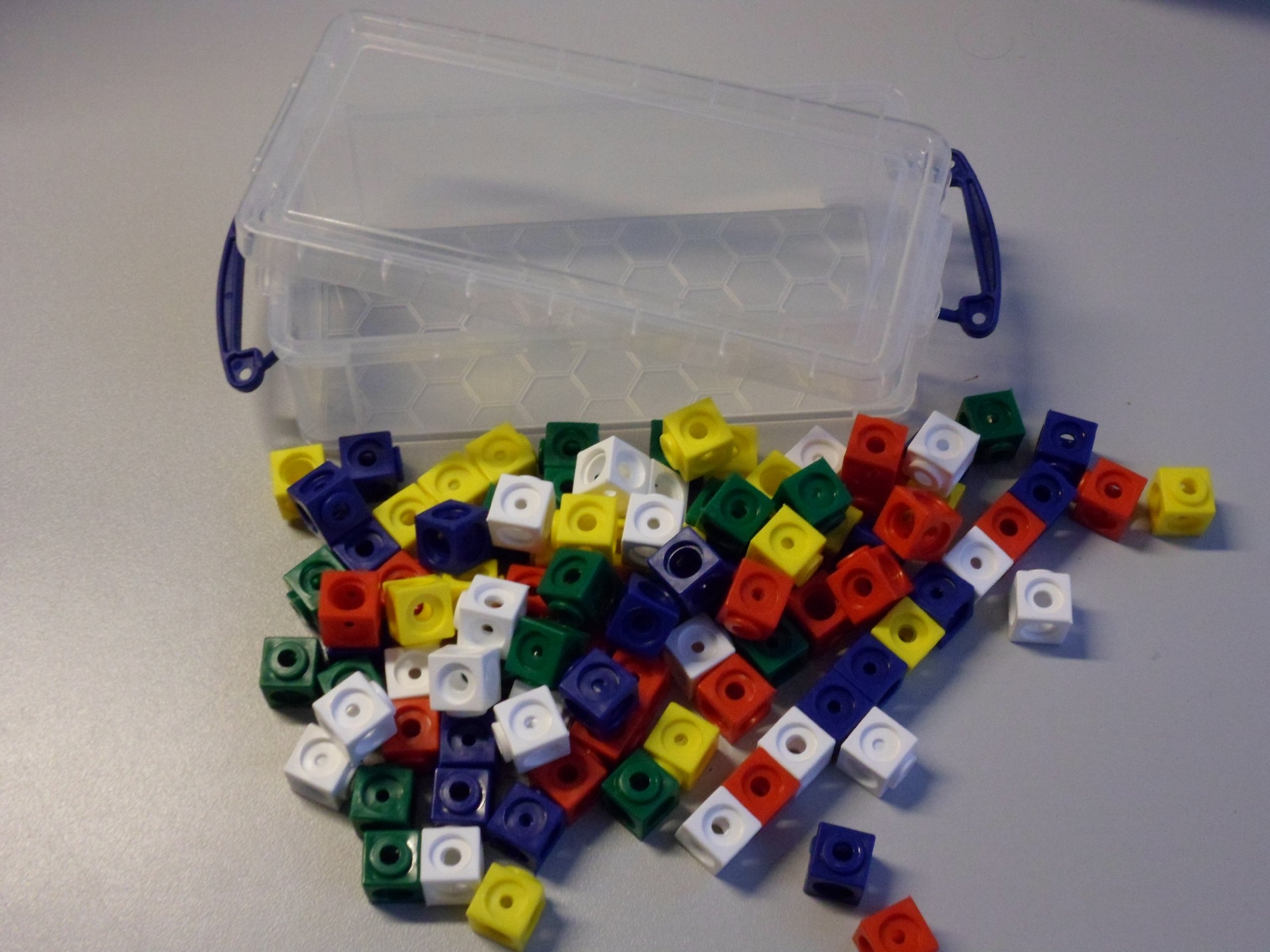 100 plug-in cubes 5 colours (red, yellow, green, blue, white) in a practical box, 1.7 cm, can be plugged in on all sides