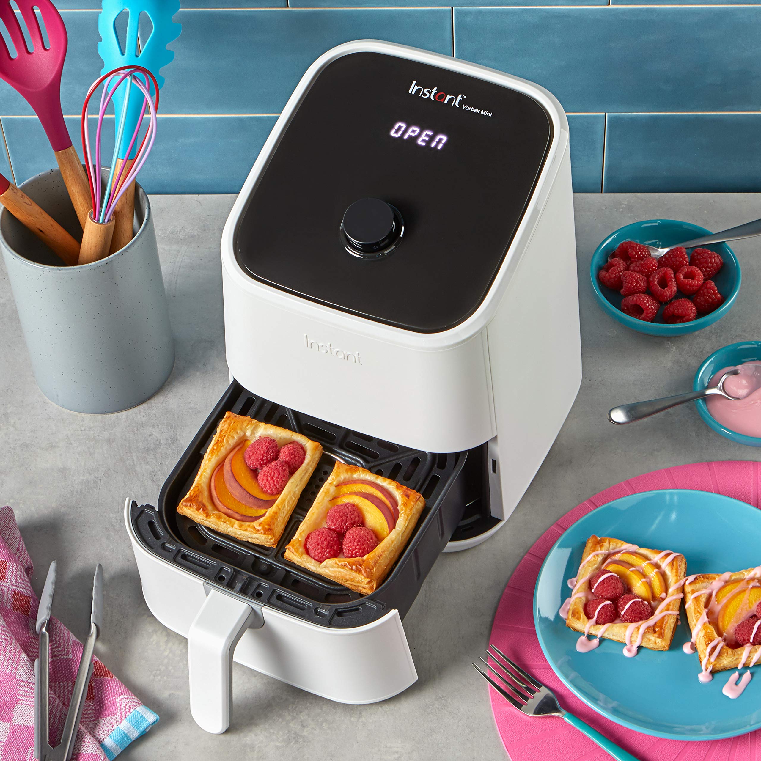 Instant Brands Vortex Mini 4-in-1- Heißluftfritteuse 1300W 2L mit Bratpfanne & Minibackofen - Gesundes Heißluft-Frittieren, Backen, Braten und Speisewärmer
