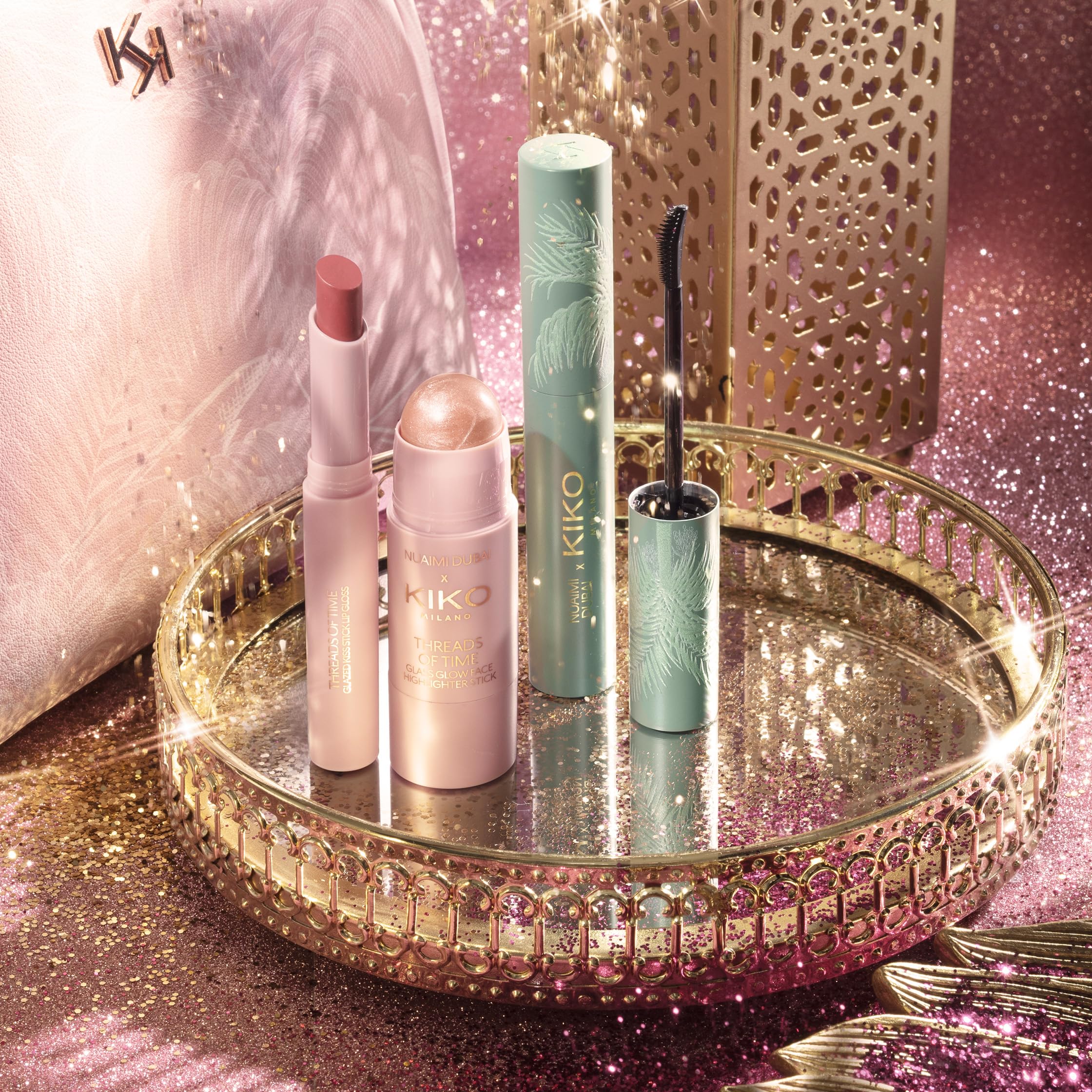 KIKO Milano Threads Of Time Glass Glow Icons Make Up Kit, Kit De Maquillaje De Regalo: Iluminador En Stick, Cera Para Cejas Y Brillo En Stick