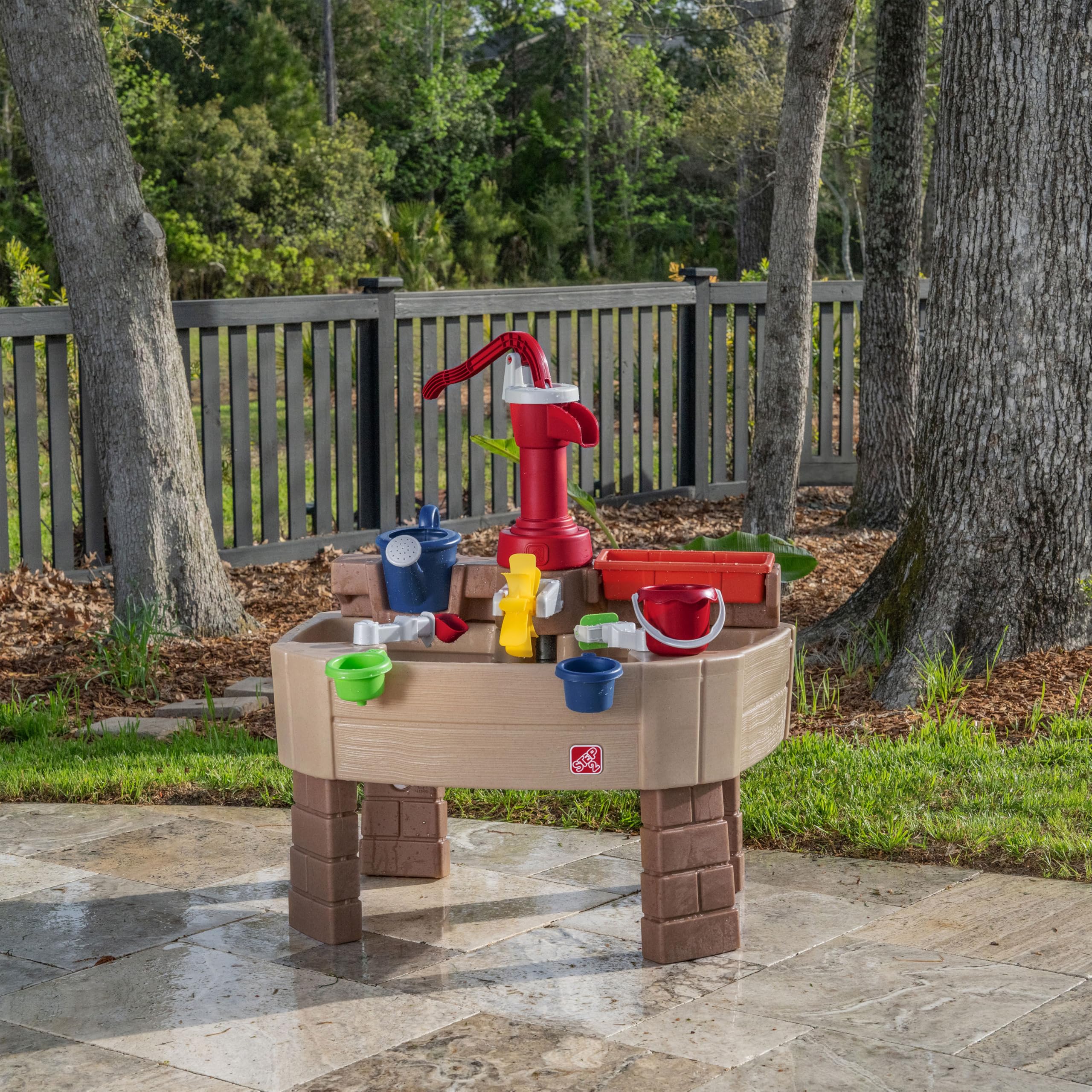 Step2 Pump & Splash Discovery Wasserspieltisch mit Pumpe | Wassertisch aus Kunststoff für Kinder in Graun & Rot | Wasser Spielzeug für den Garten mit 8-teiligem Zubehörset