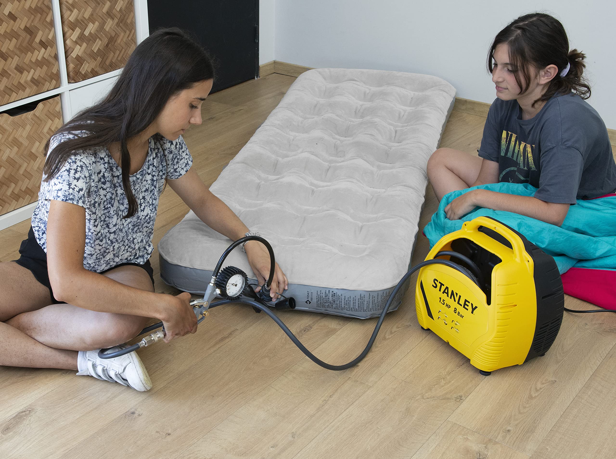 Stanley Compressore Aria Portatile 8 Bar - Compressore 8Bar Senza Olio con Attrezzi Pneumatici - Incl. Tubo dell'Aria da 3M, Pistola ad Aria con Manometro e 3 Ugelli - Giallo