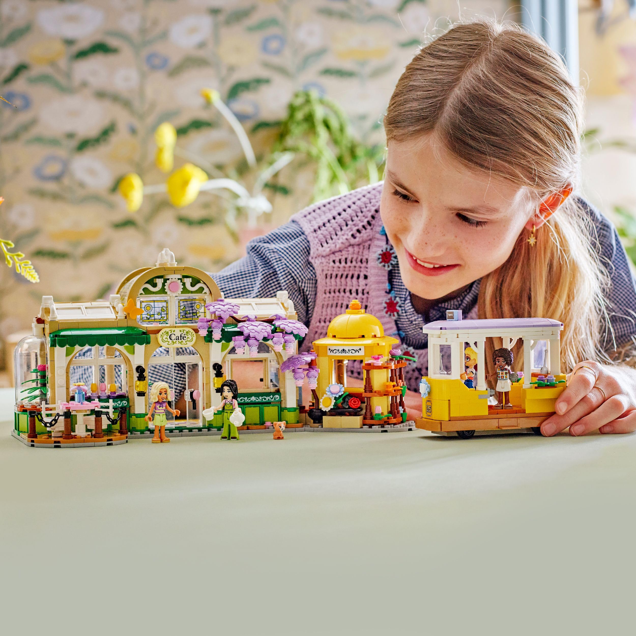 LEGO Friends Caffè delle Piante e Negozio di Fiori - Giocattolo con 4 Mini Bamboline, Gatto Domestico, Tram, Accessori da Cucina come Pasticcini, Tazze e Teiera - Regalo per Bambine da 9 Anni - 42671