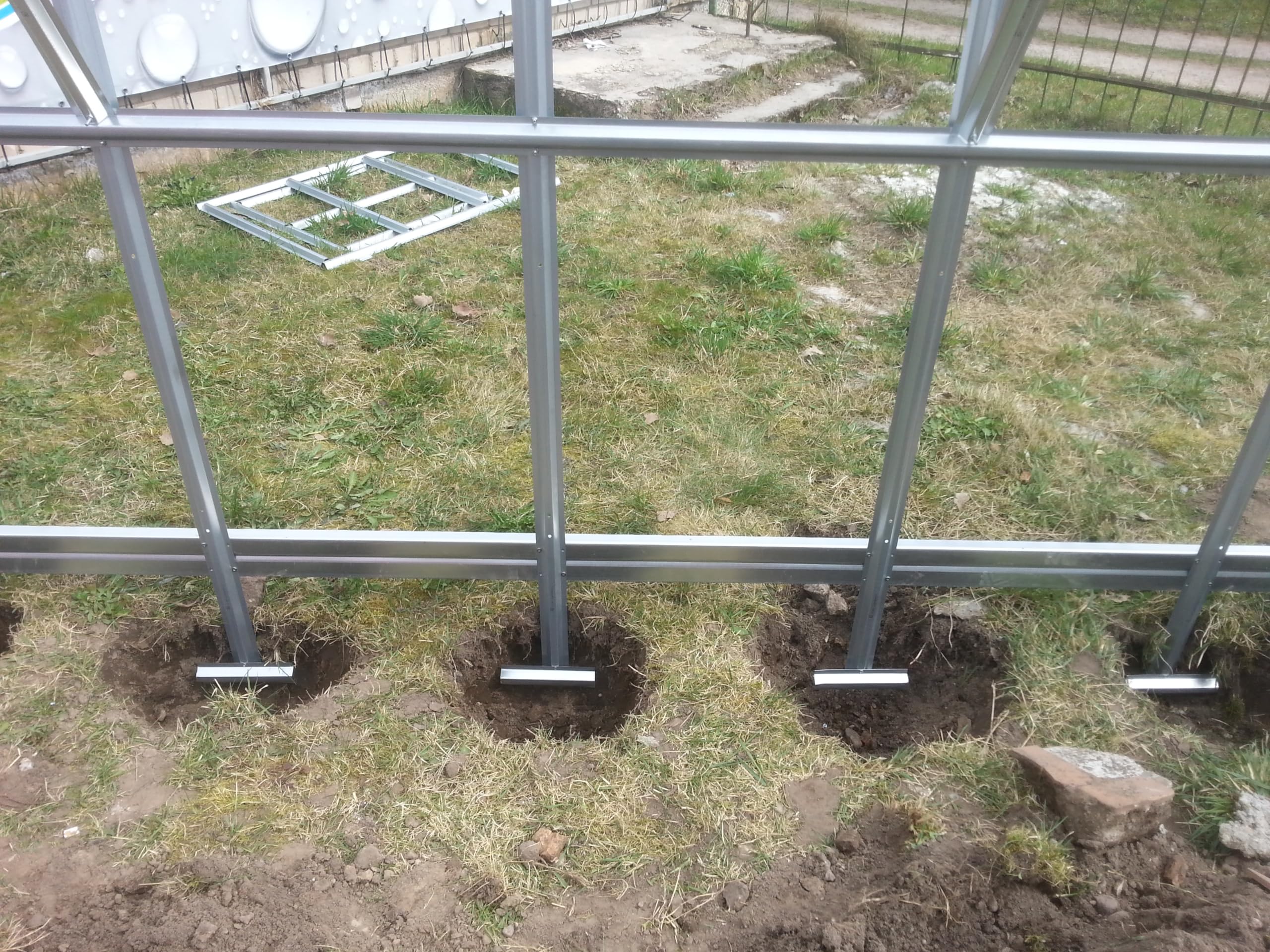 Szklarnia Klasika STANDART 5 (2,5 x 2 m) z fundamentem, poliwęglanem 6 mm i lukami dachowymi z automatycznymi otwieraczami.