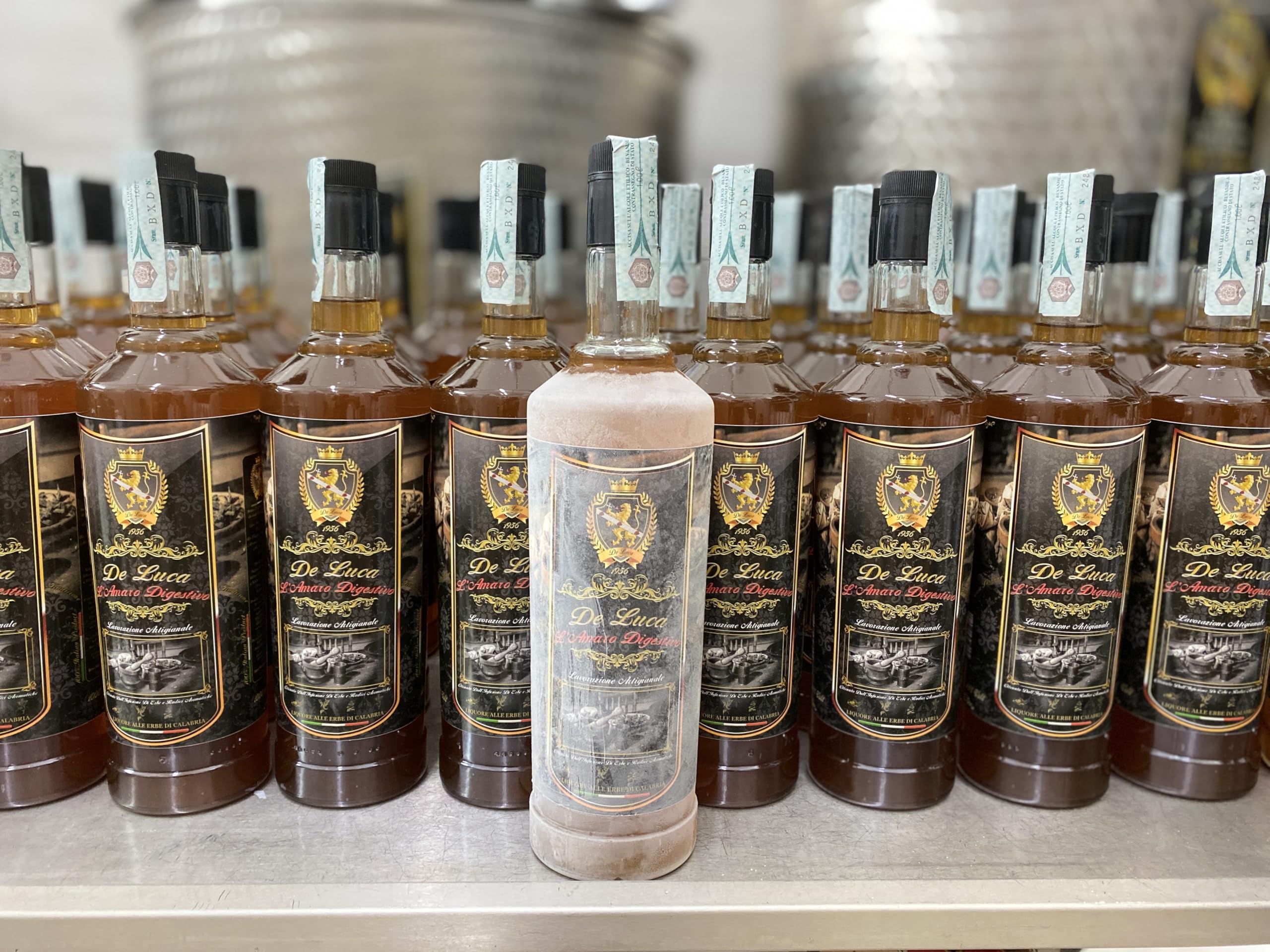 Amaro De Luca,Ottenuto Dall'Infusione Di Erbe e Radici Aromatiche Calabresi,Ogni Sorso Di Amaro De Luca é Un Viaggio Sensoriale Che Attraversa Le Montagne e il Mare Della Calabria, 28% Vol. 1 Litro
