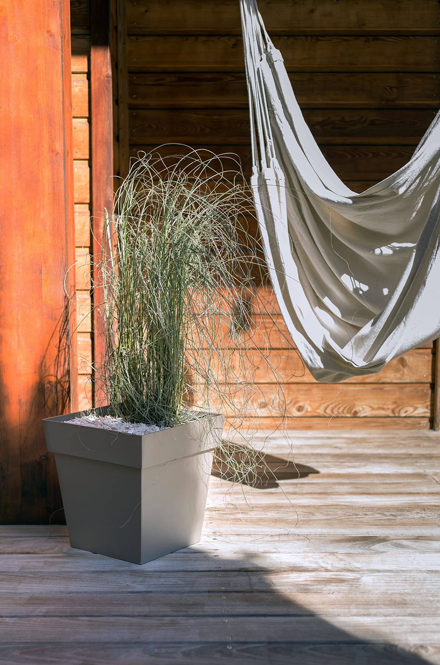 EDA - Pot de Fleur Carré Toscane 50 cm - 87 L - Intérieur & Extérieur - Zone de rétention d'eau pour Limiter l'Arrosage - Plastique Recyclé - 49,5 x 49,5 x H. 52,5 cm - Taupe