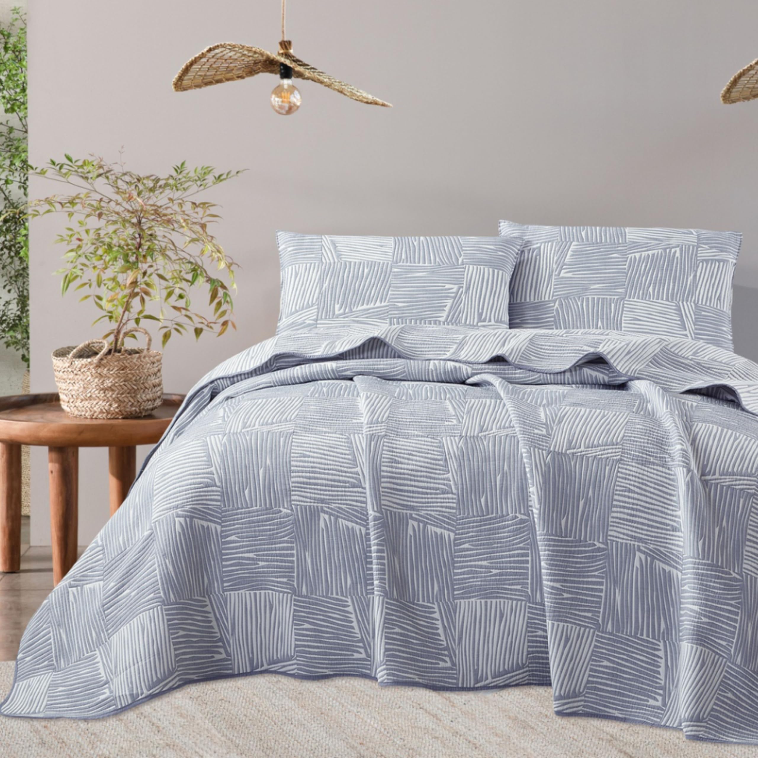 Colcha Jacquard Cama 135 (235x270) – Diseño Minimalista y Elegante – Algodón y Microfibra – Incluye 2 Fundas Almohada (50x70) – Cubrecama Acolchado para Verano y Entretiempo (Atenas)