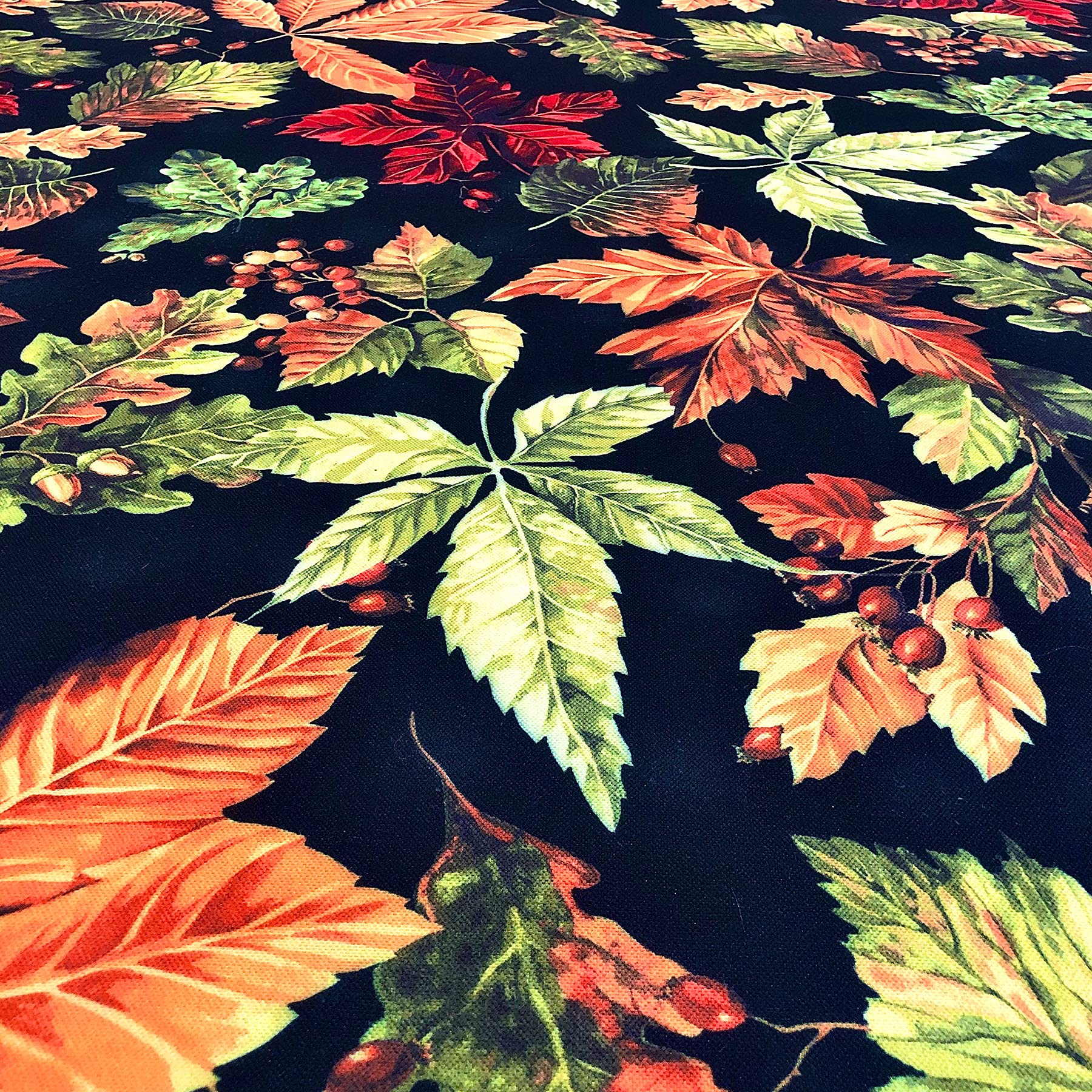 CAIT CHAPMAN HOME COLLECTION Allover - Mantel de tela estampada de fácil cuidado (60 x 120 pulgadas, rectangular, negro)