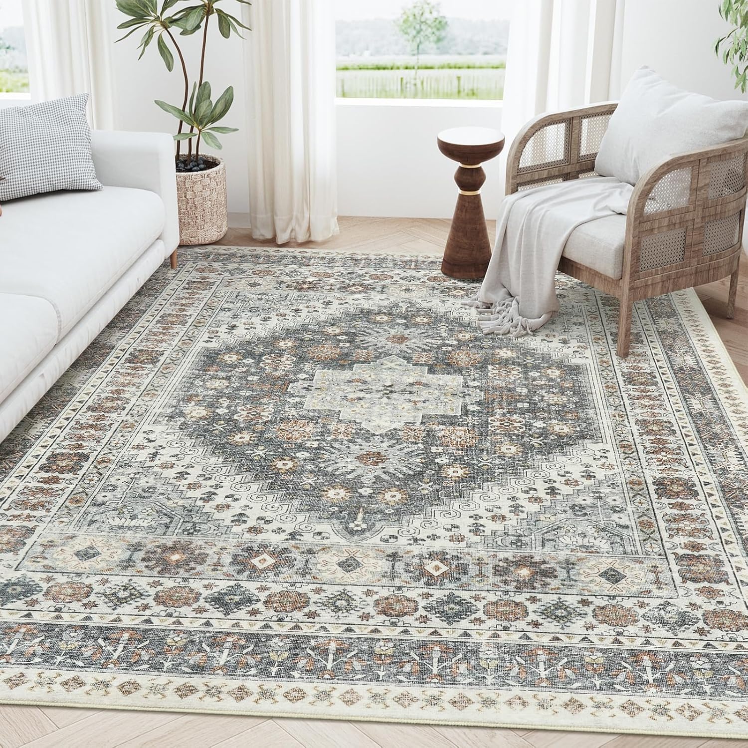 Tapis de salon beige oriental vintage pour un coin lecture chaleureux