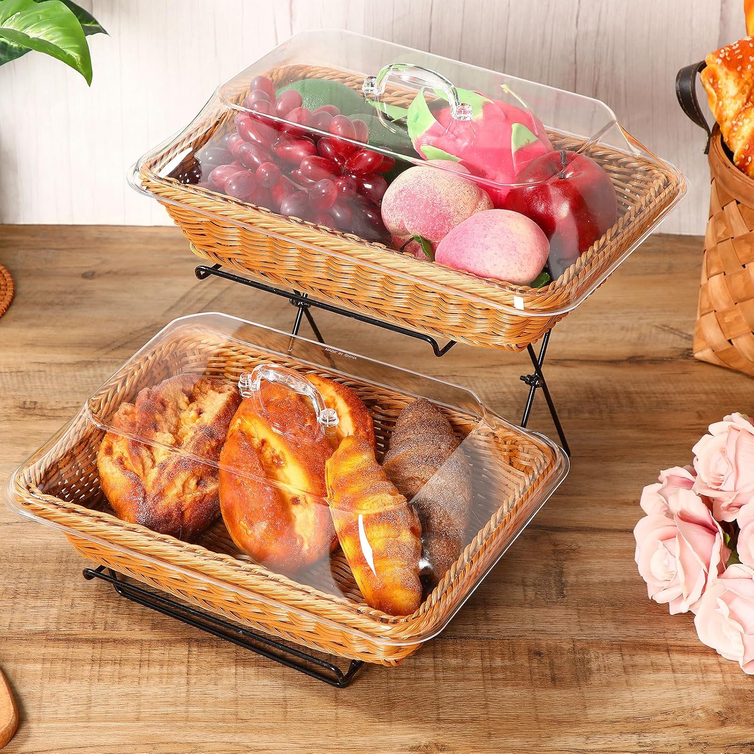 2 Pack Imitation Rattan Plastic Bread Basket, with Acrylic Lid and Metal Display Stand Rectangle Woven Fruit Basket for Food Display Tabletop, 13.78 x 9.84'' (Flip Top Food Cover)