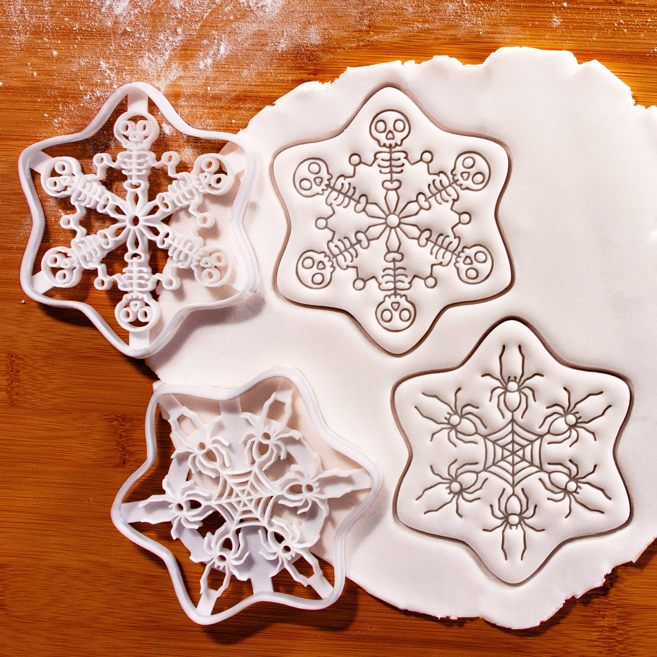 BAKERLOGY Lot de 2 Emporte-pièces Flocons Gothiques – Embosseurs Fondant Toile d’Araignée et Squelette Dansant pour Biscuits de Noël Effrayants et Fêtes Alternatives