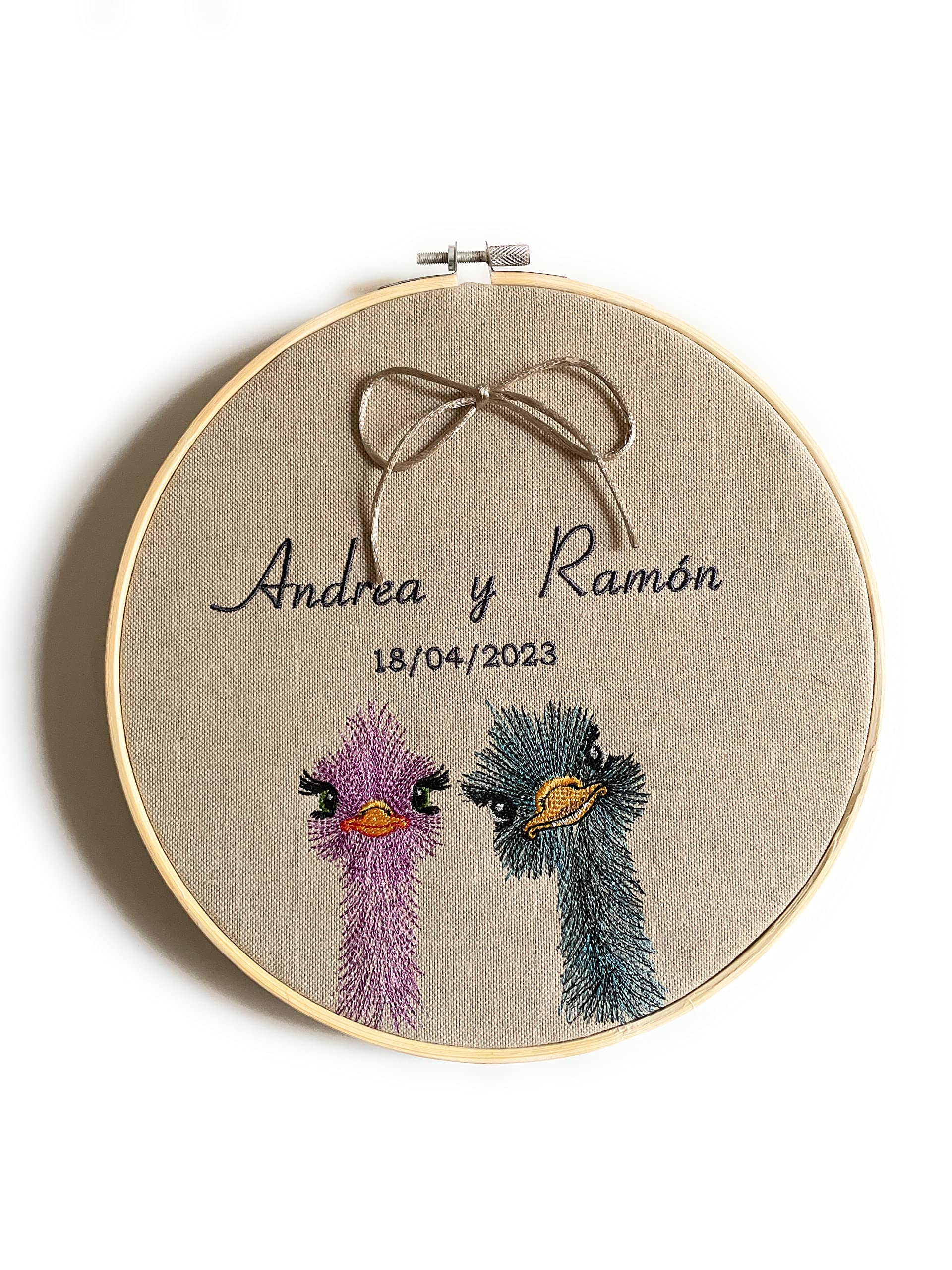 Bastidor porta alianzas de 22 cm., bordado personalizado con nombres y fecha. Con cordel para anudar los anillos. VPM Original. Fabricación española.
