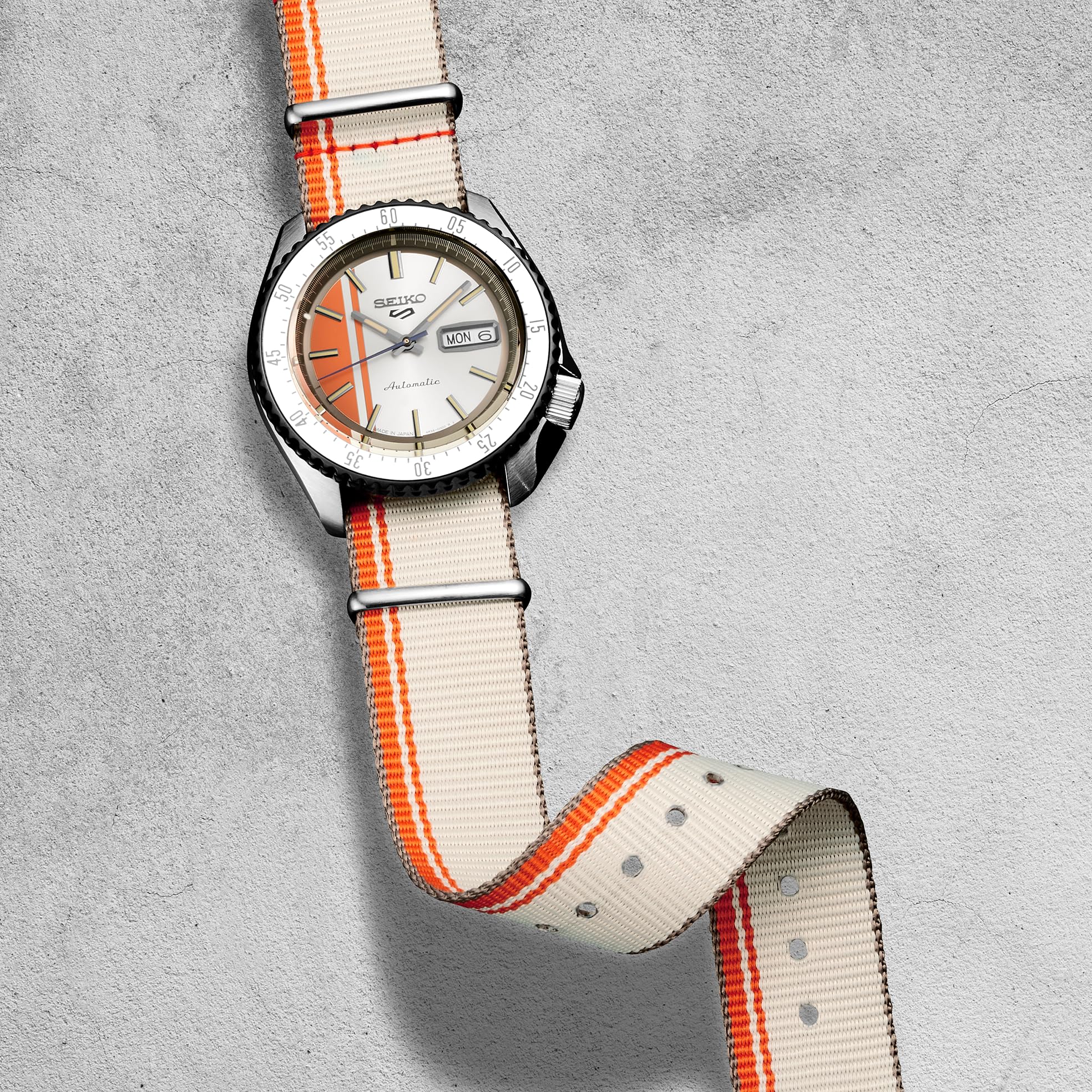 Seiko SRPK73 Herren-Armbanduhr, analog, manuell, automatisch, schwarzes Zifferblatt, silberfarbenes Edelstahl-Armband, 5 Sport, 24 Schmuckstücke, 100 Meter, wasserdicht, Sportuhr