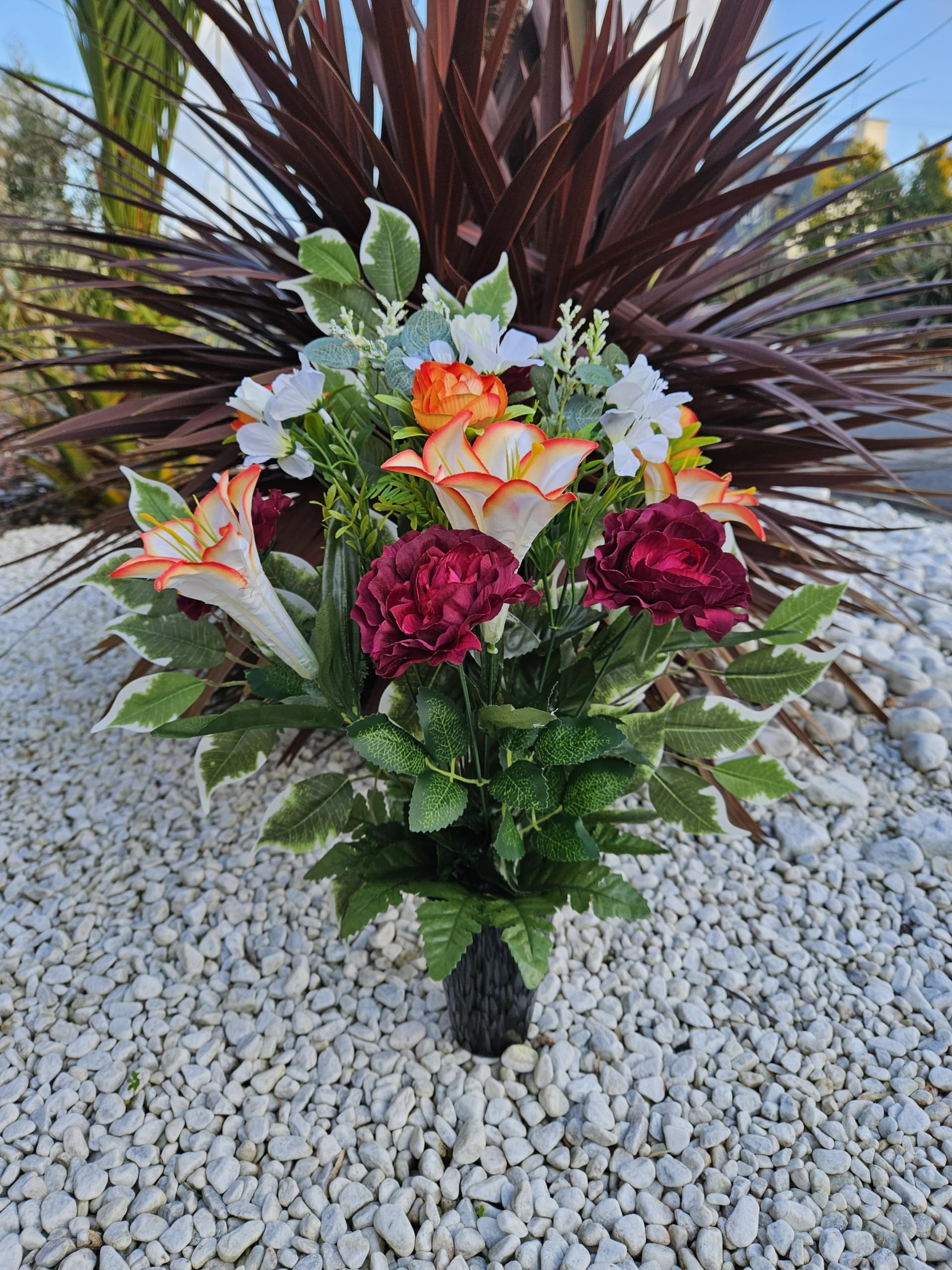 Composition de Fleurs Artificielles en Cône Lesté Ciment pour Une Parfaite Tenue à L' extérieur. Réalisé par nos Soins, Réalisé par nos Soins, Fleurs de Qualité.