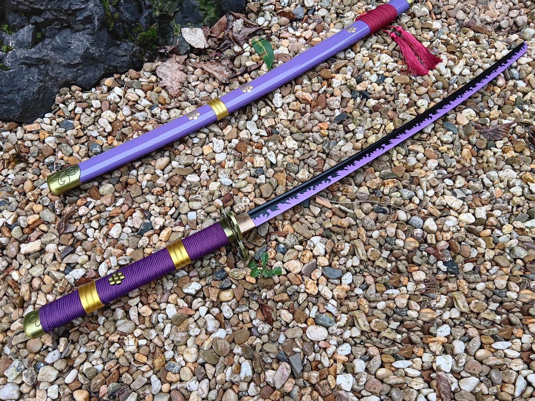 One Piece Katana Schwert Enma Zoro 106,5cm lang 70cm Klinge mit Schwertständer inkl. Präsentationsbox für Cosplay Manga Anime Japan Kampfkunst Fans Sammler Gamer