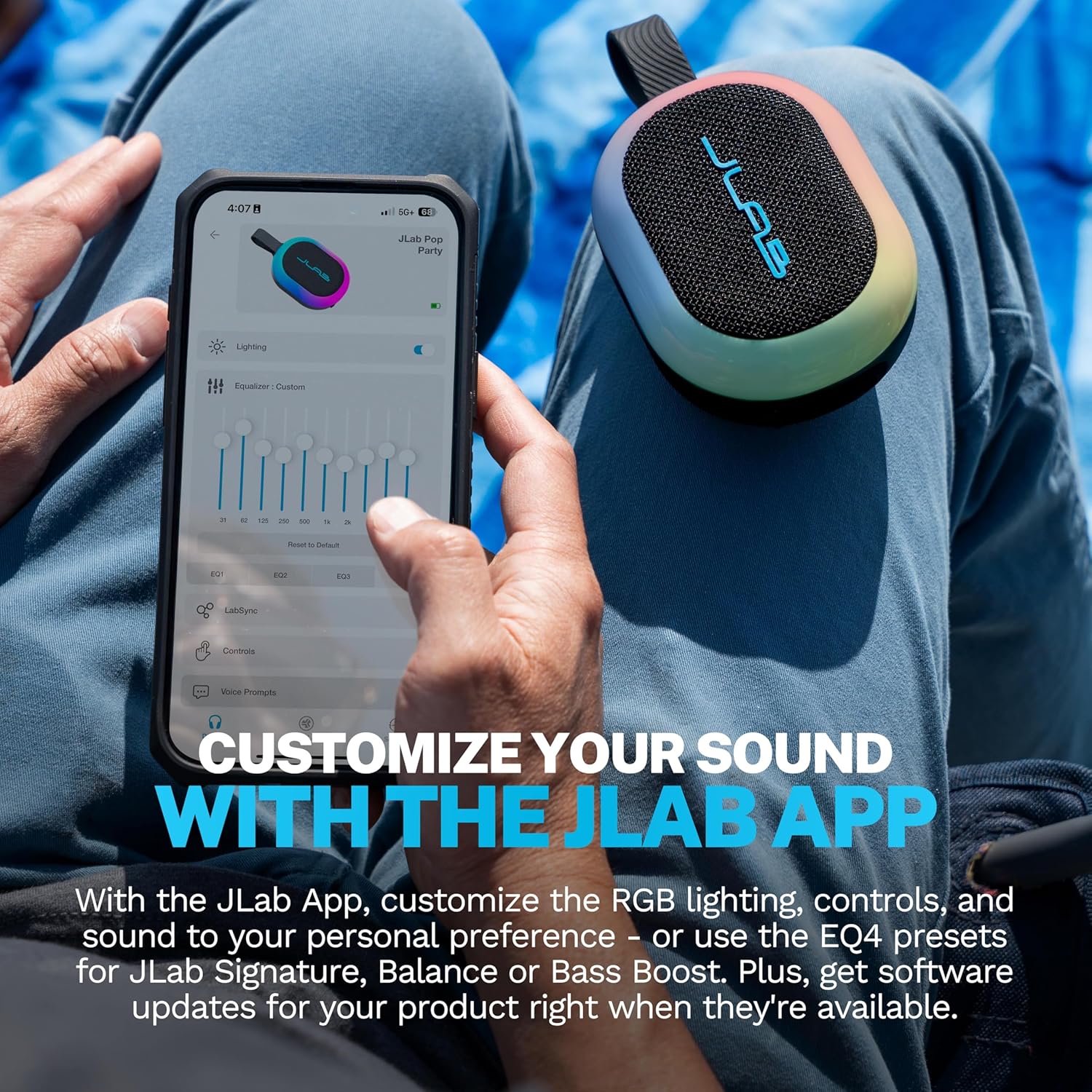 Pop Party динамиги үчүн эквалайзердин жөндөөлөрүн ыңгайлаштыруу үчүн смартфонундагы JLab колдонмосун колдонуп жаткан адам.