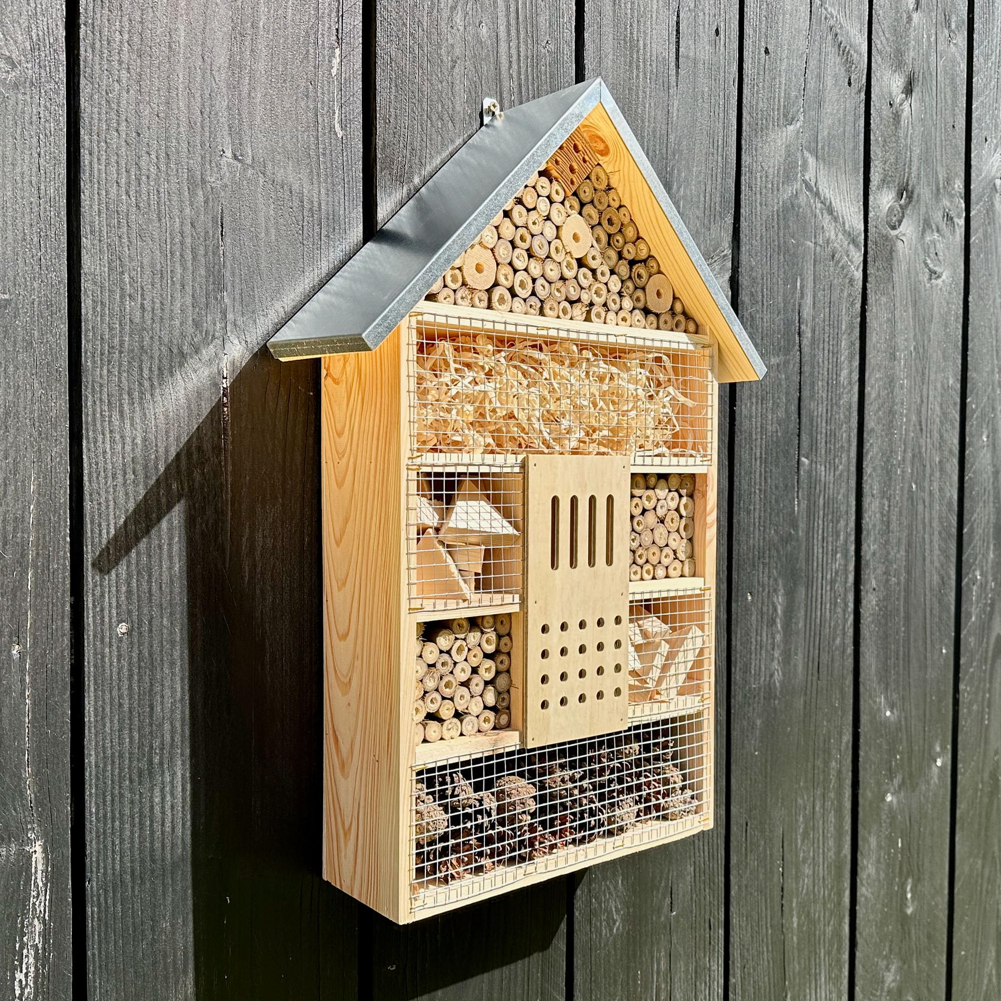GARTENETAGE Insektenhotel XXL für Bienen und Marienkäfer – 79 x 38 x 11,5 cm – Wetterfestes Insektenhaus mit 7 Fächern – Schutz und Nisthilfe für Wildbienen, Schmetterlinge und Florfliegen