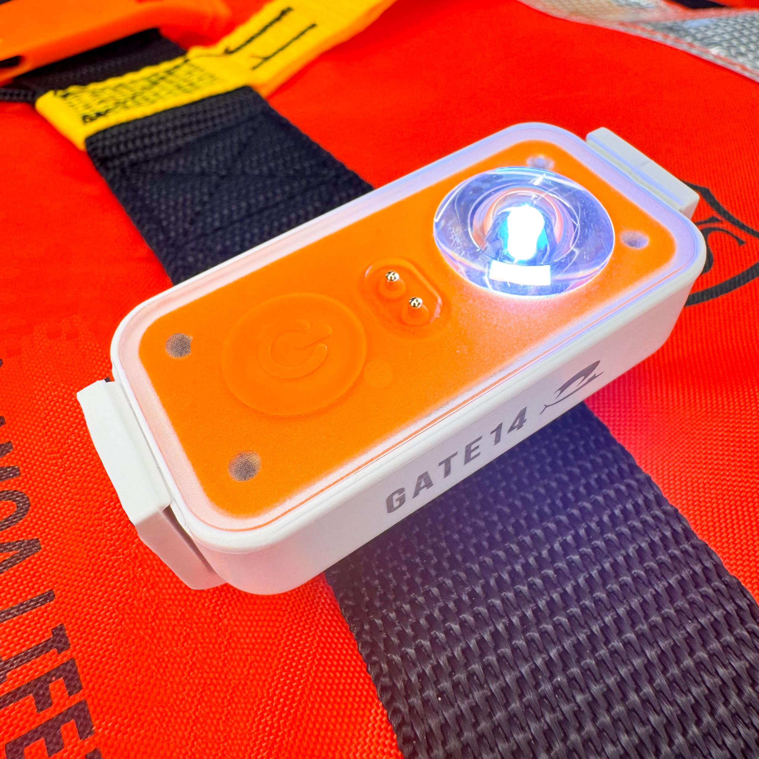 GATE14 Luce LED Lampeggiante per Giubbotto di Salvataggio SOLAS MED, Attivazione Automatica in Acqua, 36h Durata, 0,75 cd, Clip Inclusa, Batteria Inclusa, Conforme UE 2022/1157