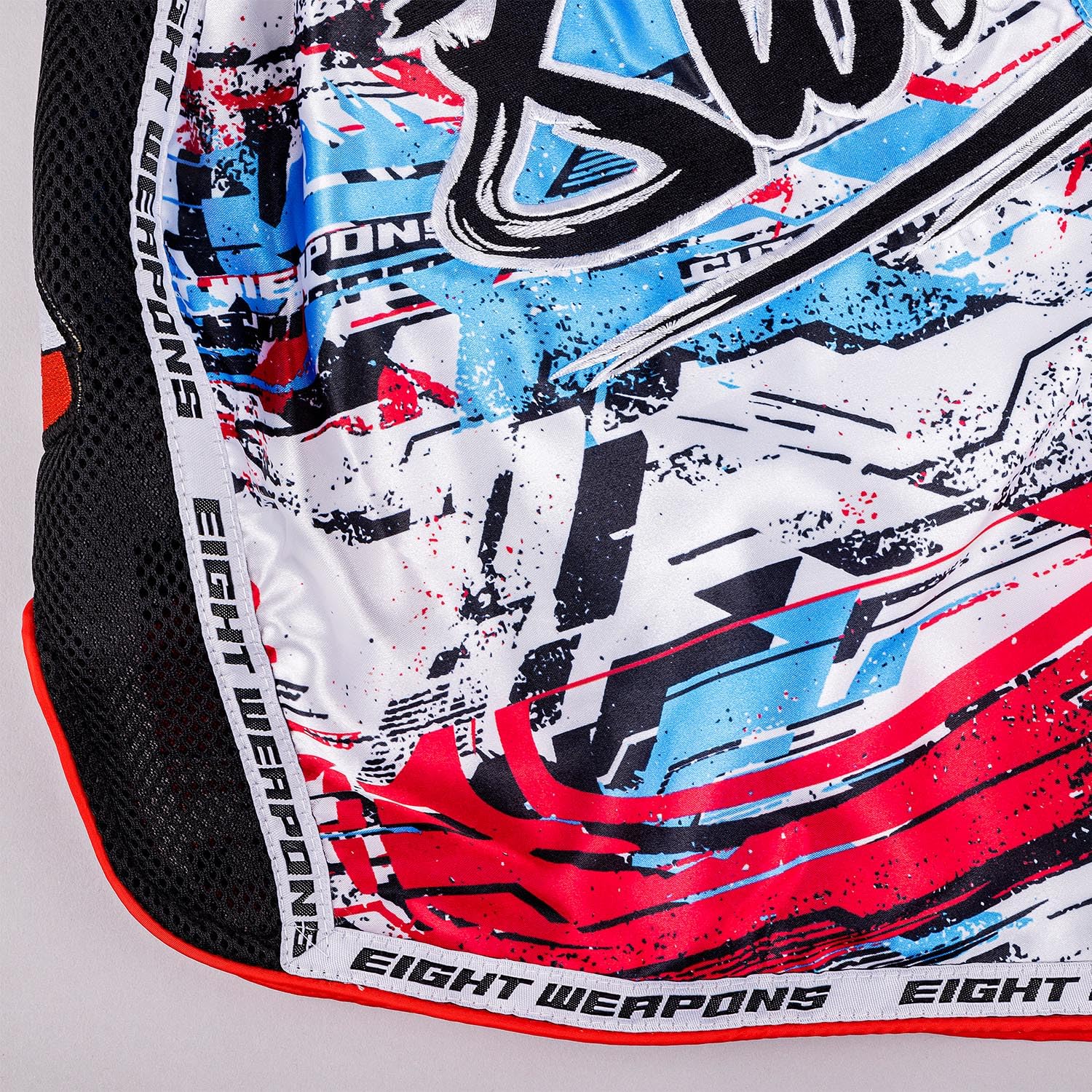 8 WEAPONS Muay Thai Shorts Cut Like a Blade 2.0, bianchi, kickboxing per allenamento e competizione, pantaloncini thaibox in raso, traspiranti, durevoli, per MMA, K1, boxe, thai boxe