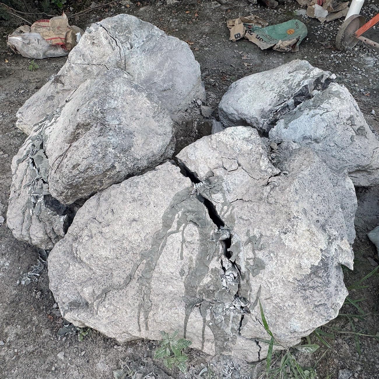 BETONAMIT® Quelldruckmittel – explosionsfreies Sprengmittel – 20 kg | Explosionsfreier Abbruch von Beton, Fels und Naturstein, geräuscharm, vibrationsarm, für innen und außen
