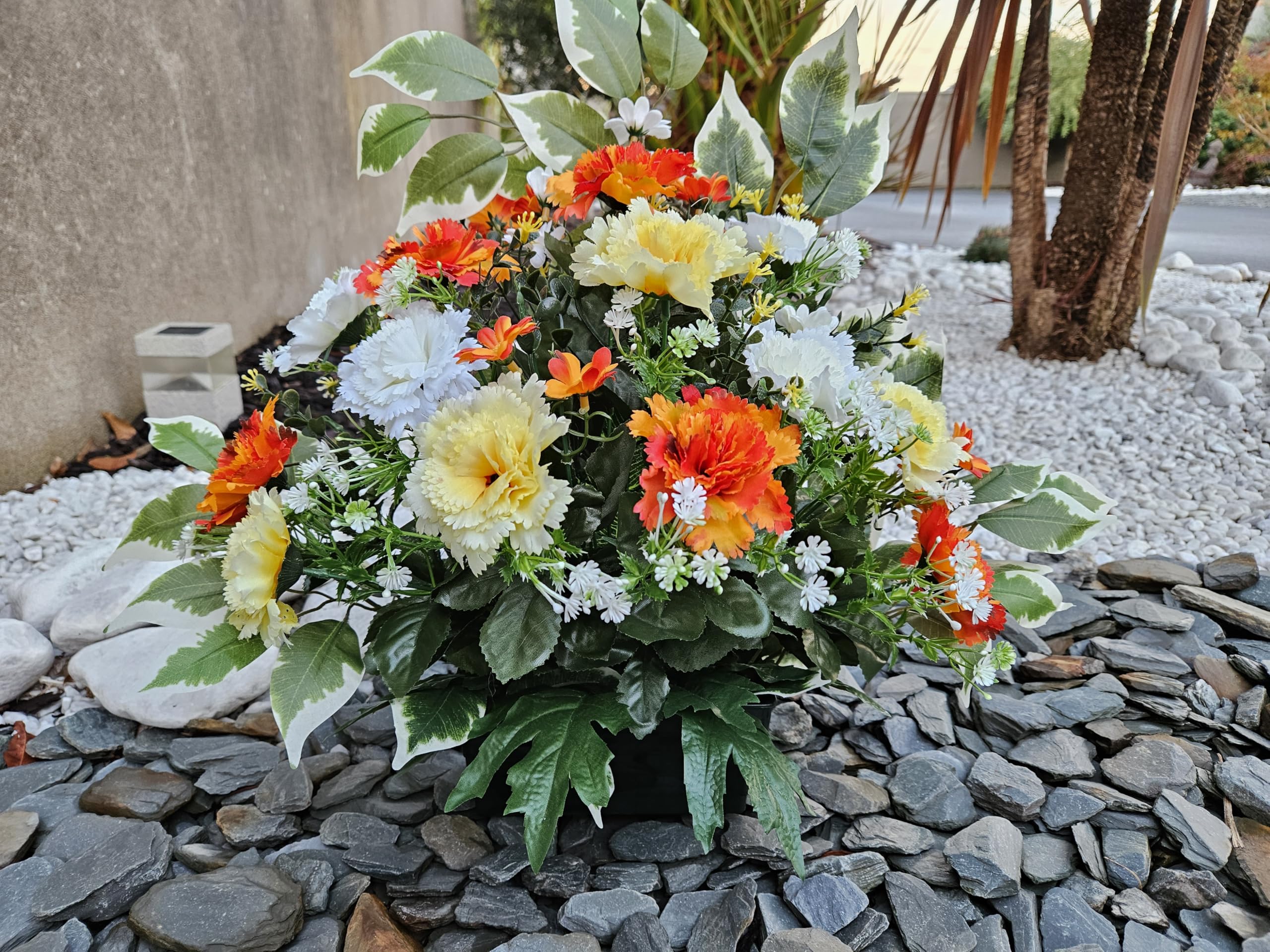 Composition De Fleurs Artificielles, Lesté Ciment pour Une Parfaite Tenue à L' extérieur. Réalisé par Nos Soins, Fleurs de Qualité. Dimension - Largeur/32cm - Longueur/72cm