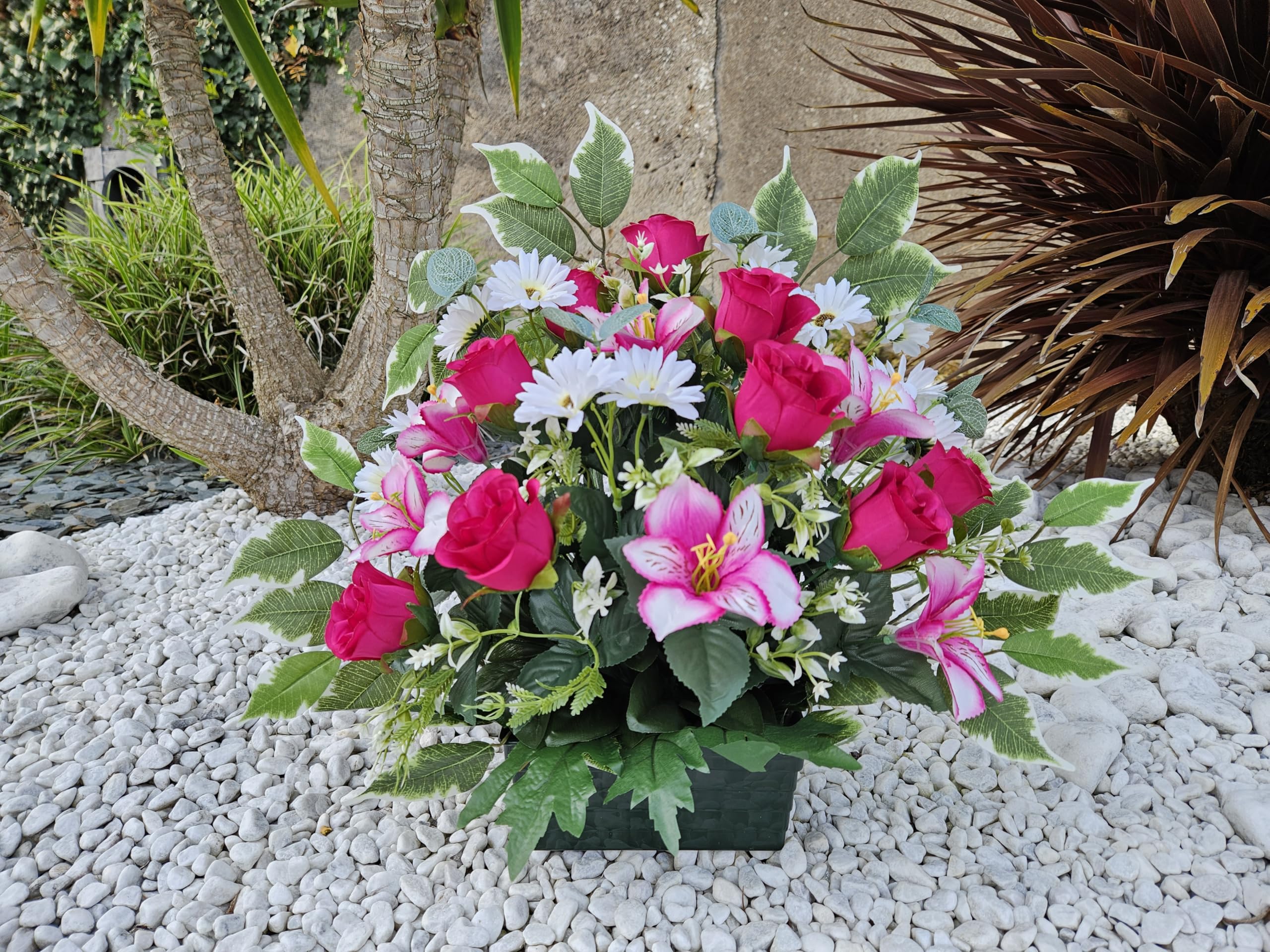Composition de Fleurs Artificielles Lesté Ciment Pour Une Très Bonne Tenue à L' extérieur. Réalisé Par Nos Soins. Fleurs de Qualité.
