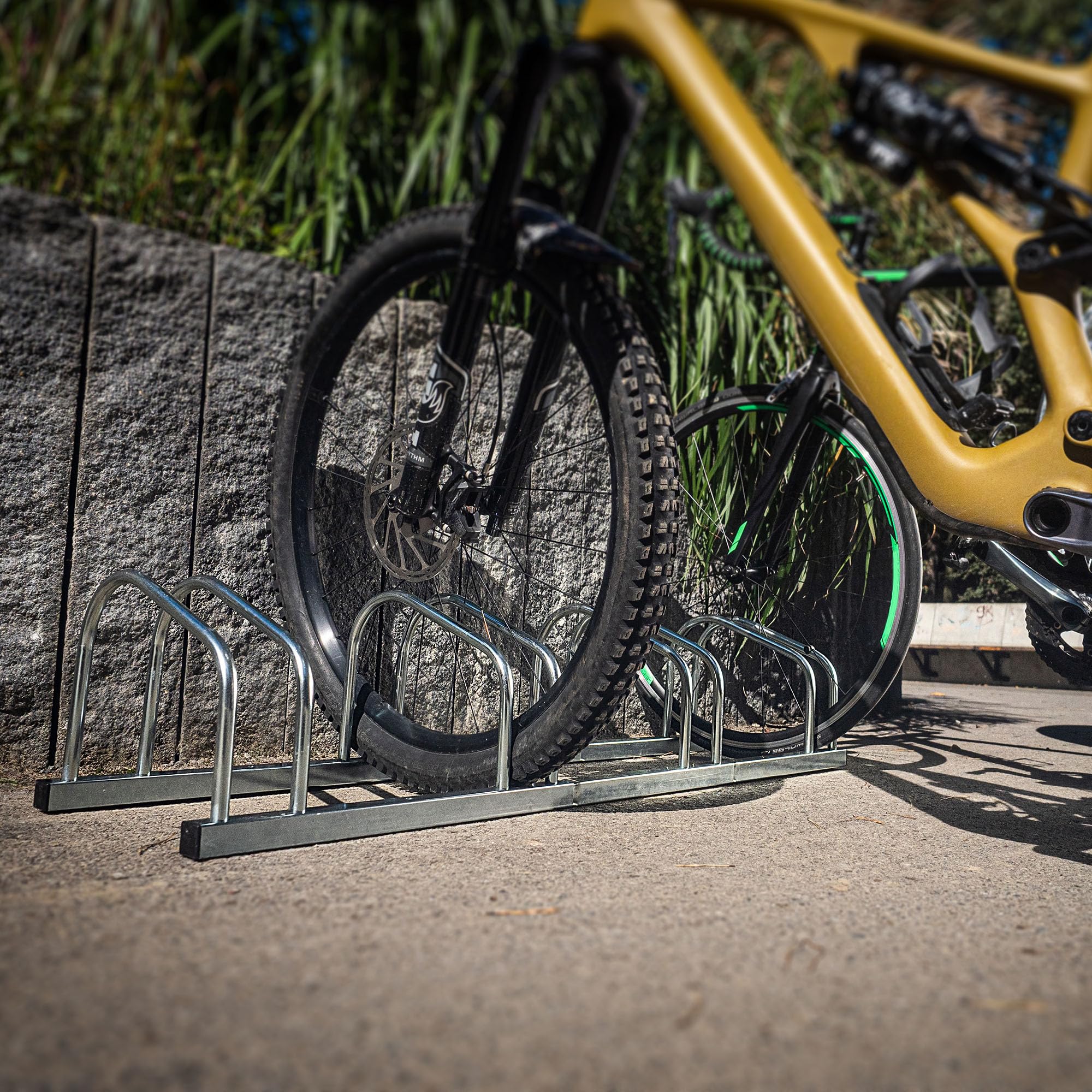 KADAX Support de vélo pour 4 vélos au sol ou au mur, en acier galvanisé pour pneus de jusqu'à 65 mm de largeur, support de vélo