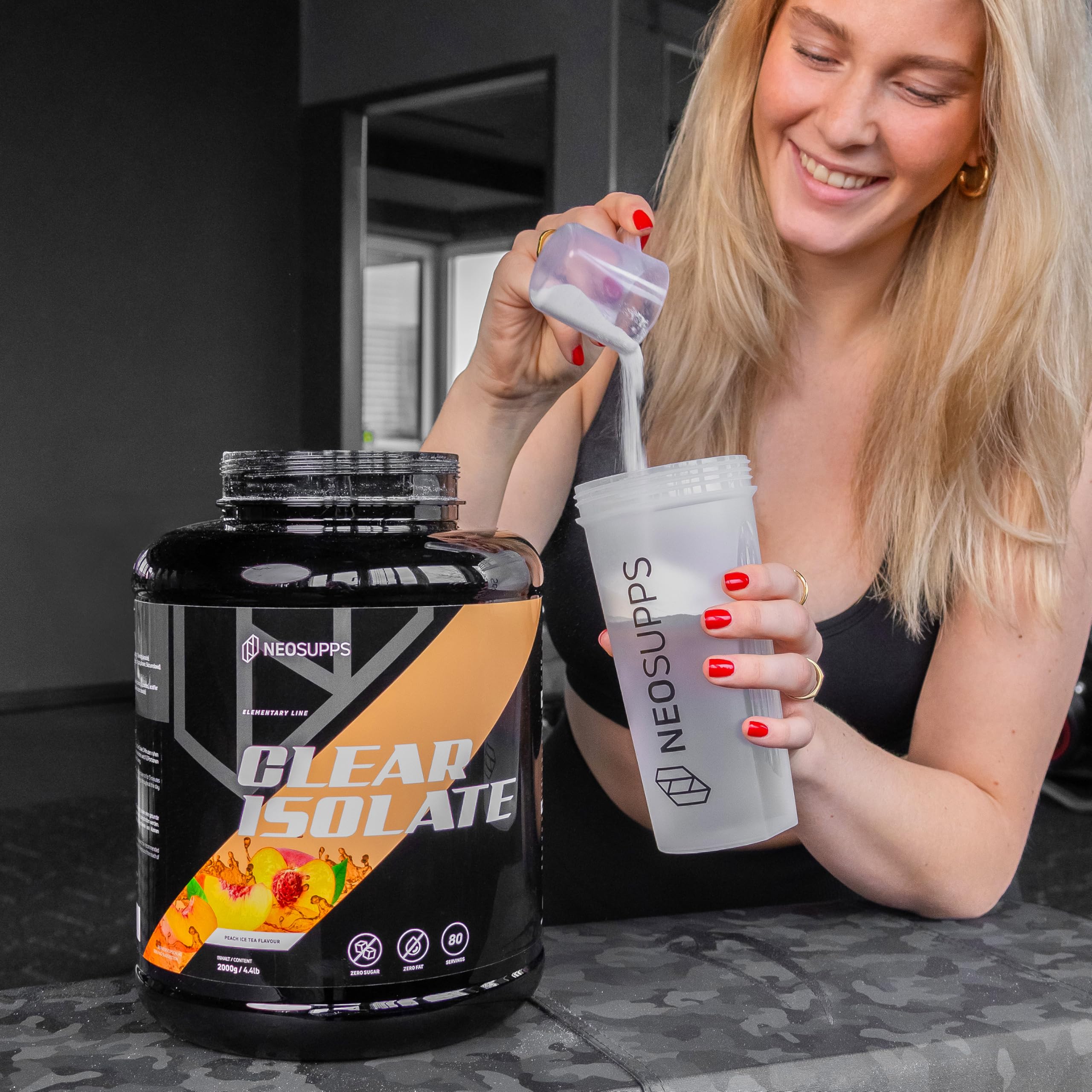 NEOSUPPS Clear Whey Isolate Peach Ice Tea 2000g, Made in Germany, Leichtes wasserlösliches Whey Isolat Protein Pulver, perfekte Alternative zu Limo & Fruchtsäften, Hochwertiger Molkenprotein Isolat