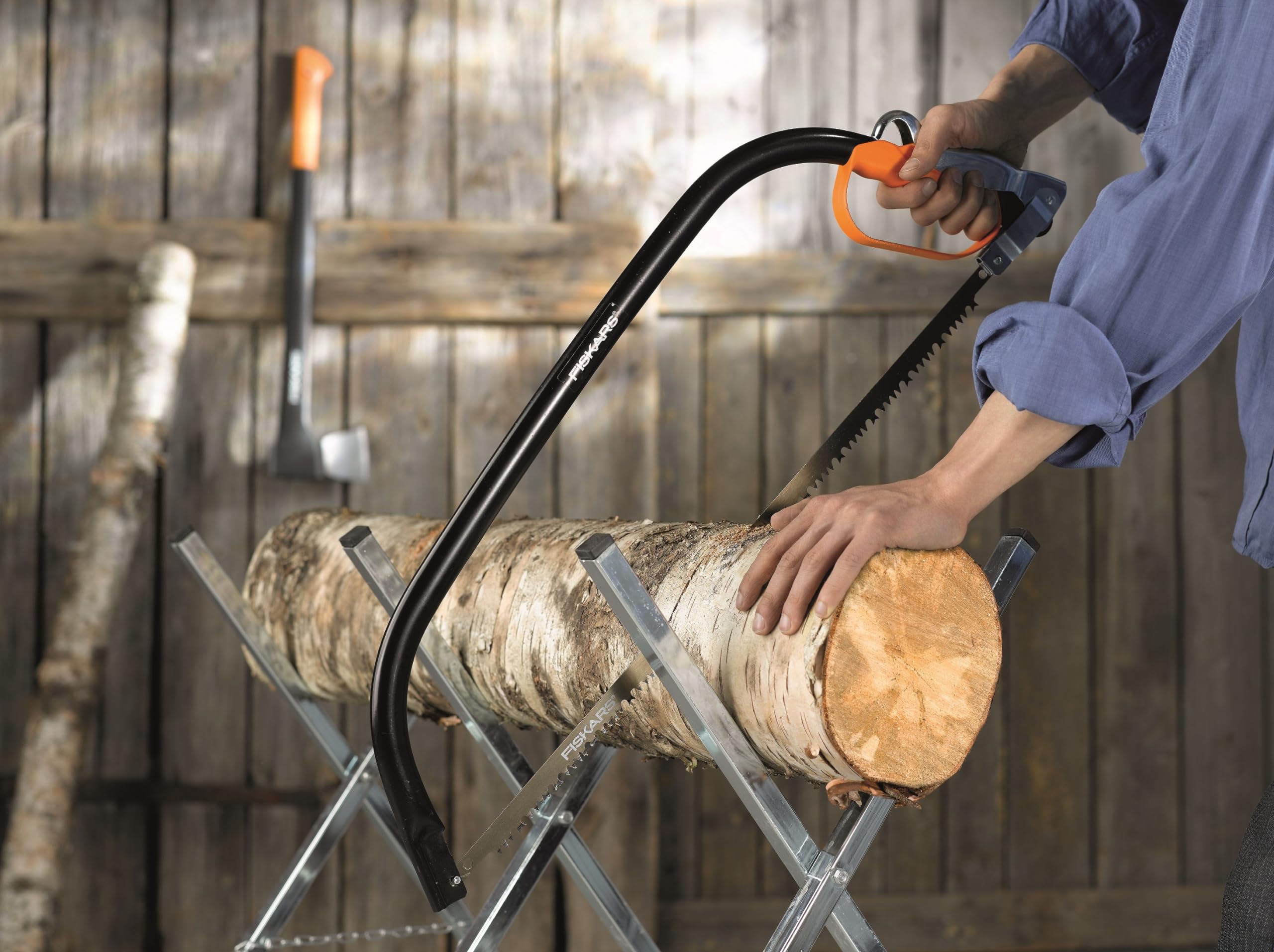 Fiskars Sierra de arco para madera verde, Cuchilla fija, Longitud: 70 cm (24"), Incluye protección de plástico para la cuchilla, Acero, Negro/Naranja, SW31, 1000615
