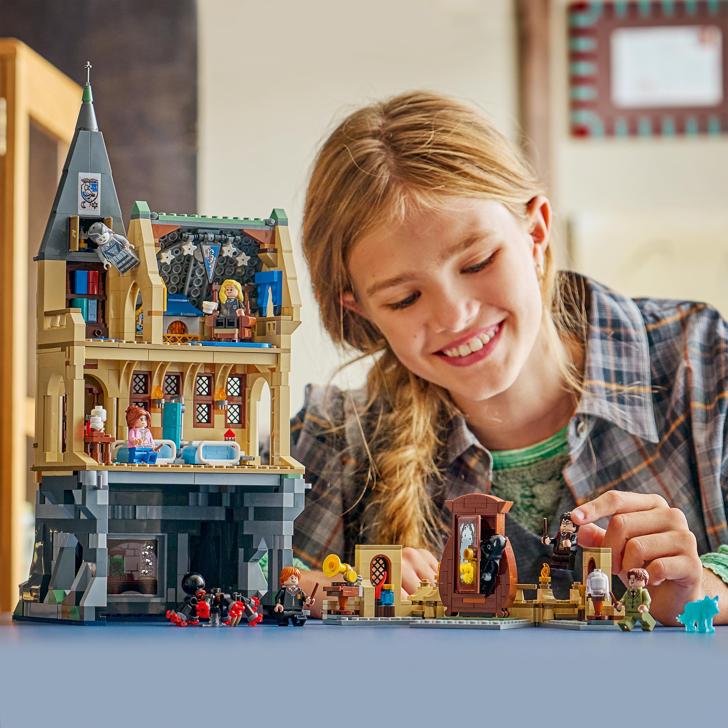 LEGO Harry Potter Schloss Hogwarts: Krankenflügel - DIY Set mit 7 Minifiguren - Modellbau mit Hermine und Ron Figuren - Kreatives Geschenk für Mädchen, Jungen und Fans ab 9 Jahren - 76463