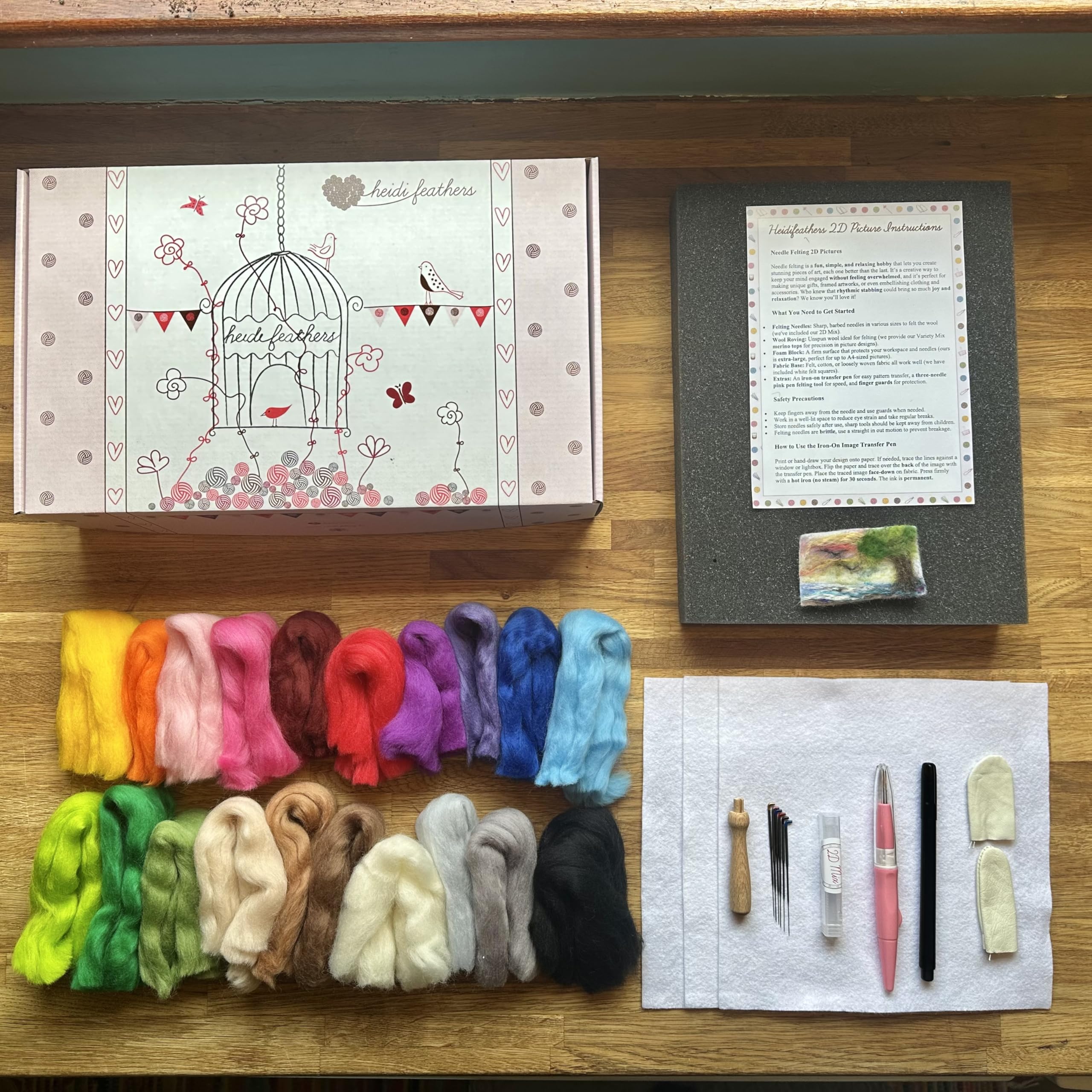 heidifeathers® Boxed Needle Felting Starter Kit - 2D Picture Kit - Extra Large Mat, 20 Colours Wool, Felt Squares, Iron on Pen, Multi Needle Pen