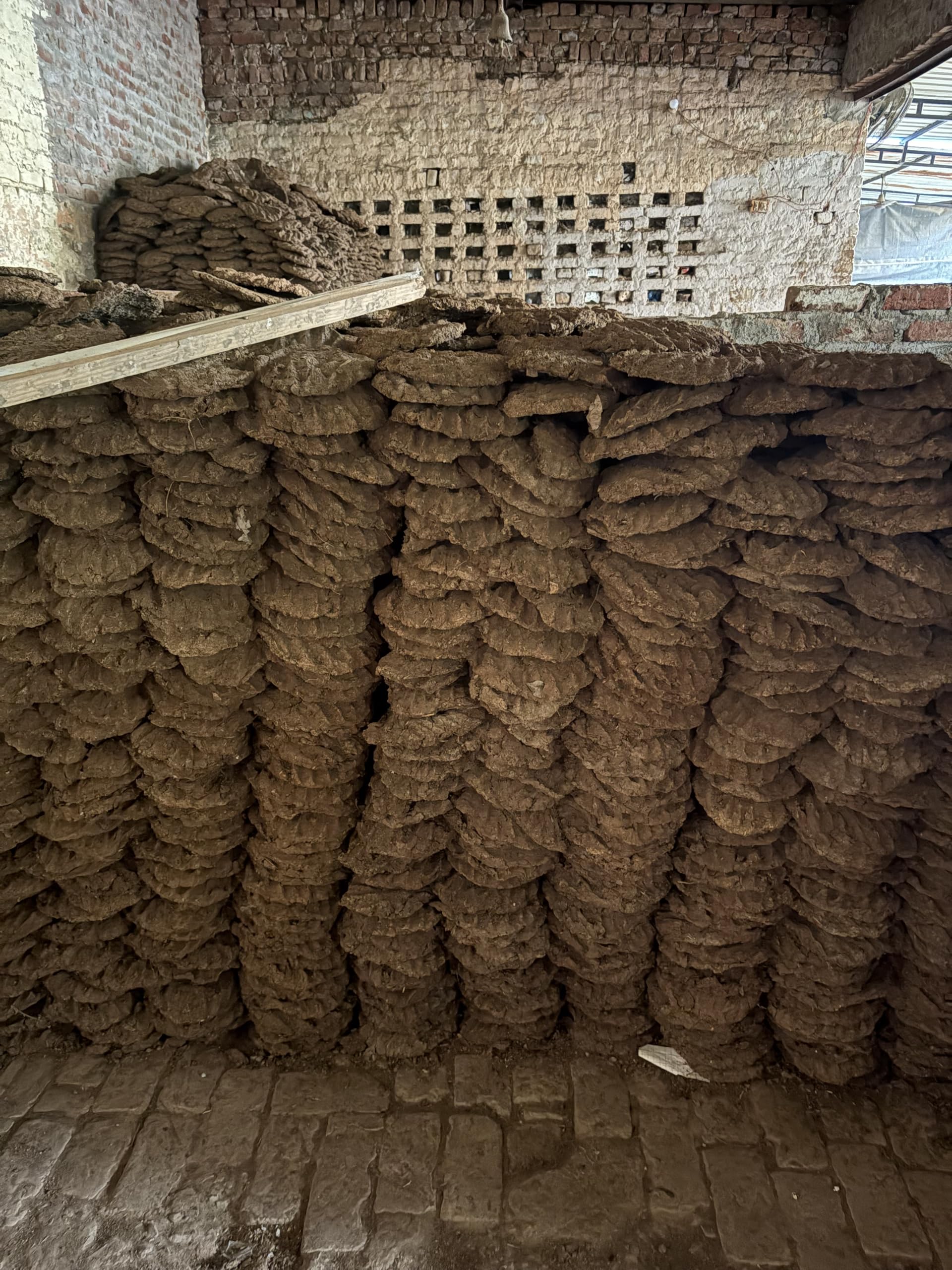 Dry Cow Dung Cakes, Natural Organic Fuel, Round Shape, for Havan, Pooja, and Composting-image-25