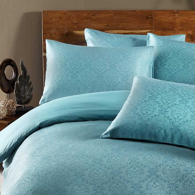 Mjukt jacquard-påslakan i blått, vikt i prydlig hög