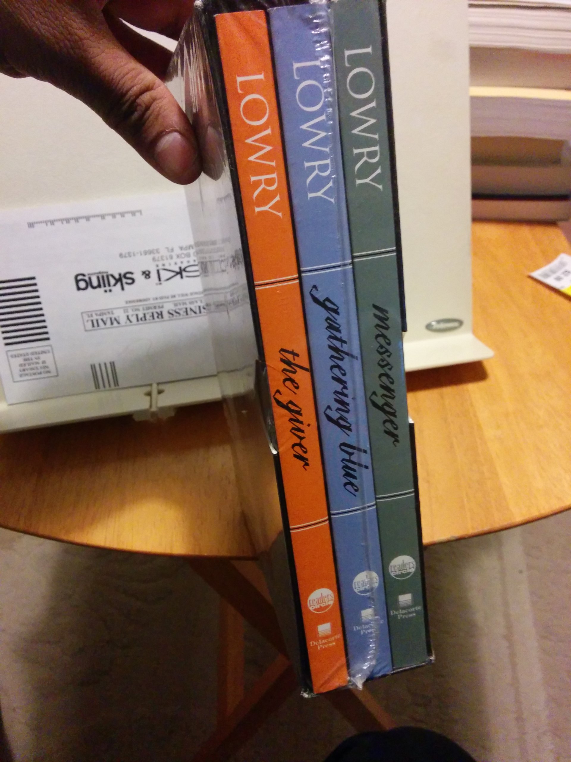 The Worlds of Lois Lowry 3 Copy Boxed Set (The Giver, Gathering Blue, The Messenger) - Image 3