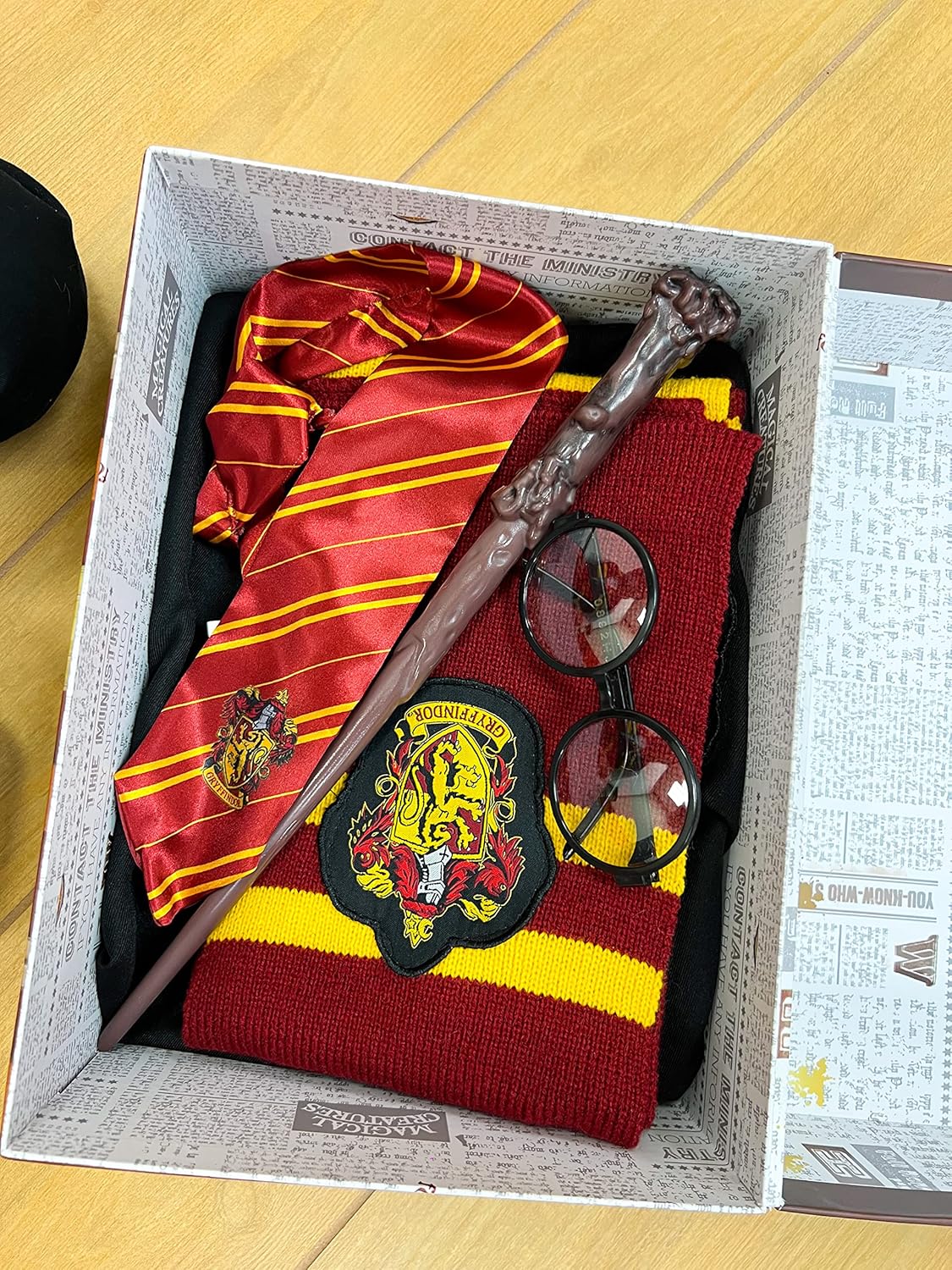 Disguise Harry Potter Dress Up Trunk for Kids, Official Wizarding World Costume Kit with Robe, Scarf, Tie, Wand and Glasses, Kids Size Small (4-6)