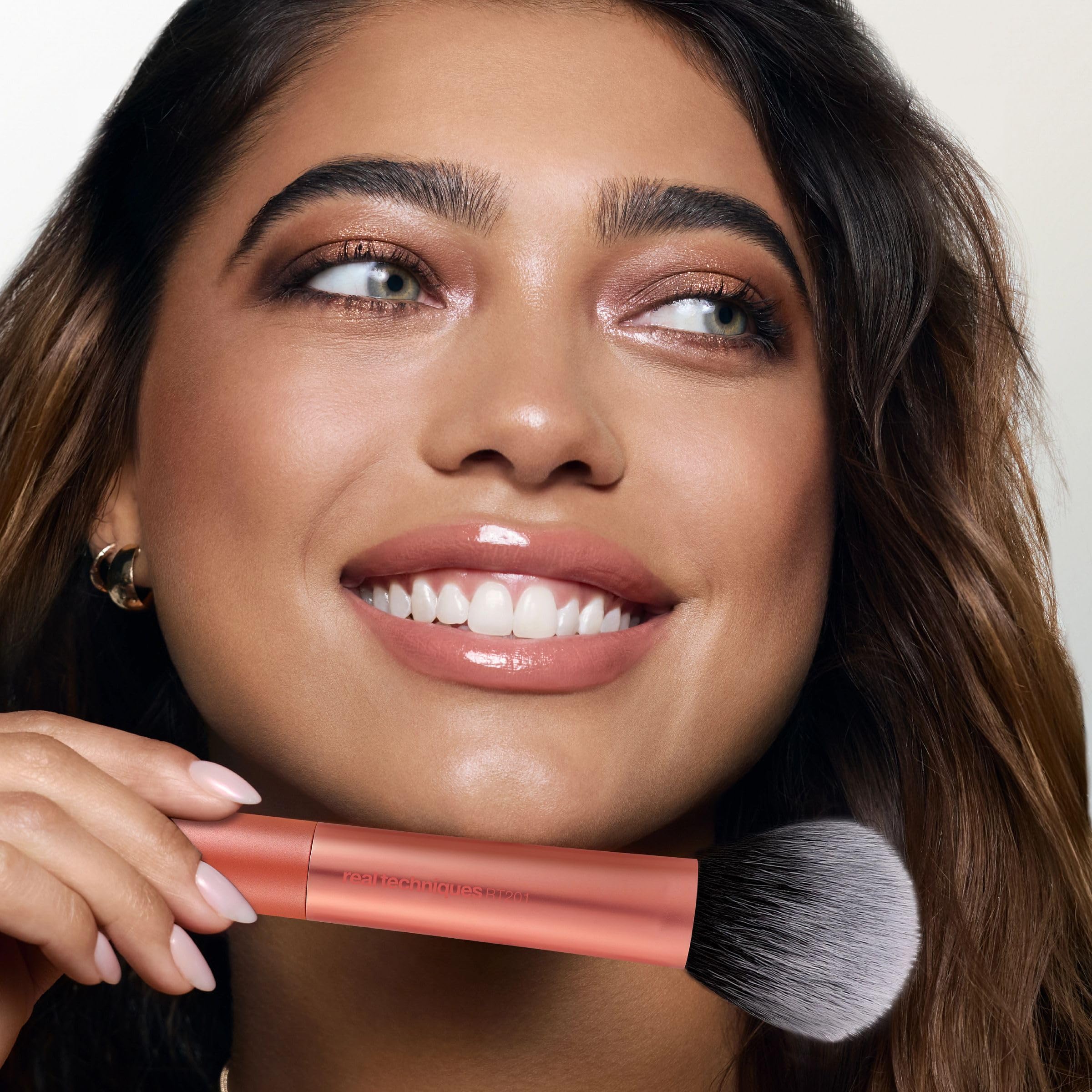 Real Techniques Cruelty Free Powder Brush With Ultra Plush Custom Cut Synthetic Bristles and Extended Aluminum Ferrules to Build Coverage