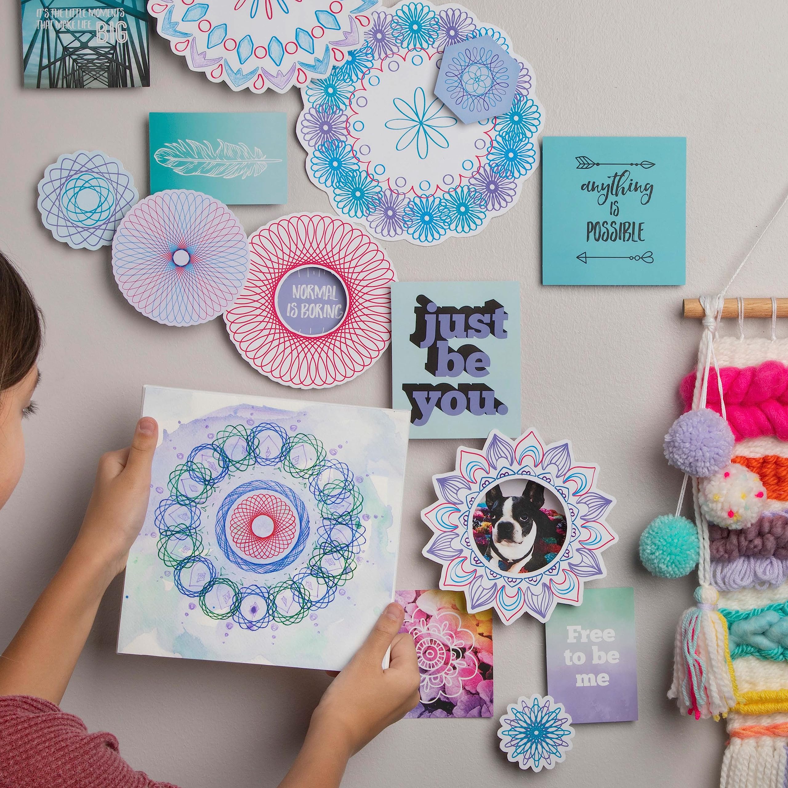 Silverlit - SPIROGRAPH Mandala Creator - Actividades creativas - Set de actividades - contiene: un marco, 2 plantillas, 6 pequeñas ruedas con muescas, 5 bolígrafos y 40 hojas A4 - A partir de 8 años