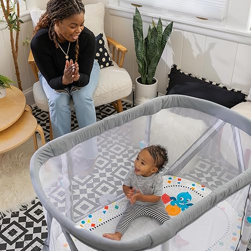 Miniatura 18 de Baby Einstein Kick & Snooze 3 en 1 - Corral plegable, moisés y gimnasio de juego musical, incluye sábana bajera, 3 pasos fácil de plegar, juguete de