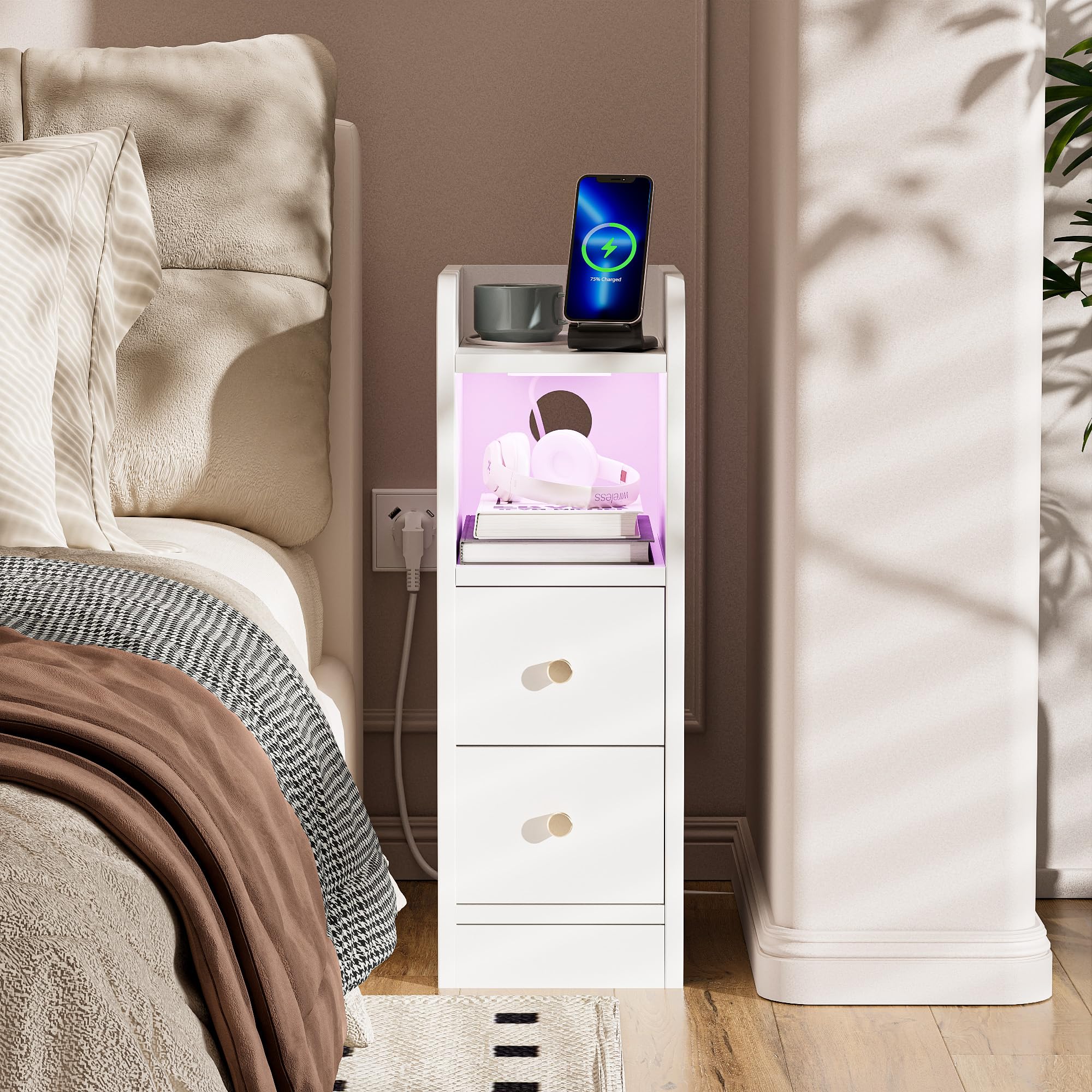 Table de Chevet étroite avec Prise et Barre Lumineuse LED Table d'appoint étroite Table de Nuit avec 2 tiroirs et 2 Compartiments de Rangement pour Chambre à Coucher, Salon Blanc