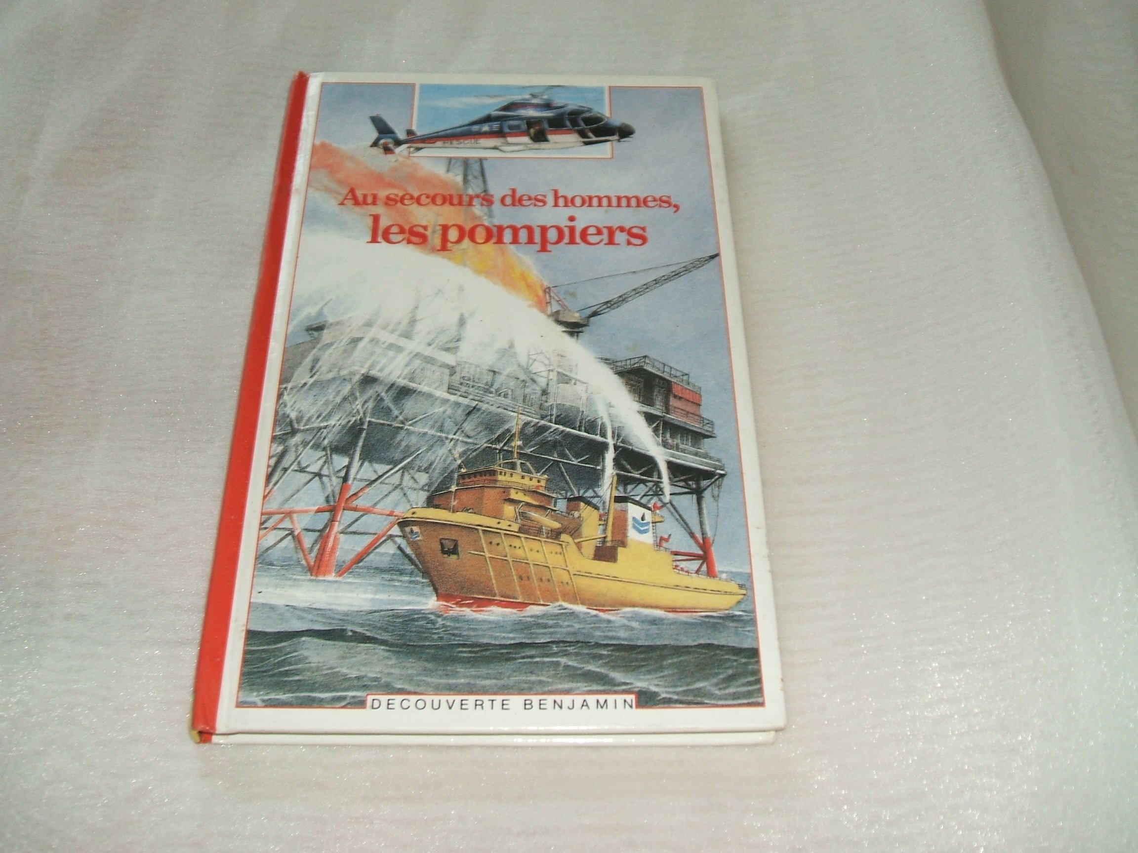 AU SECOURS DES HOMMES LES POMPIERS [Paperback]