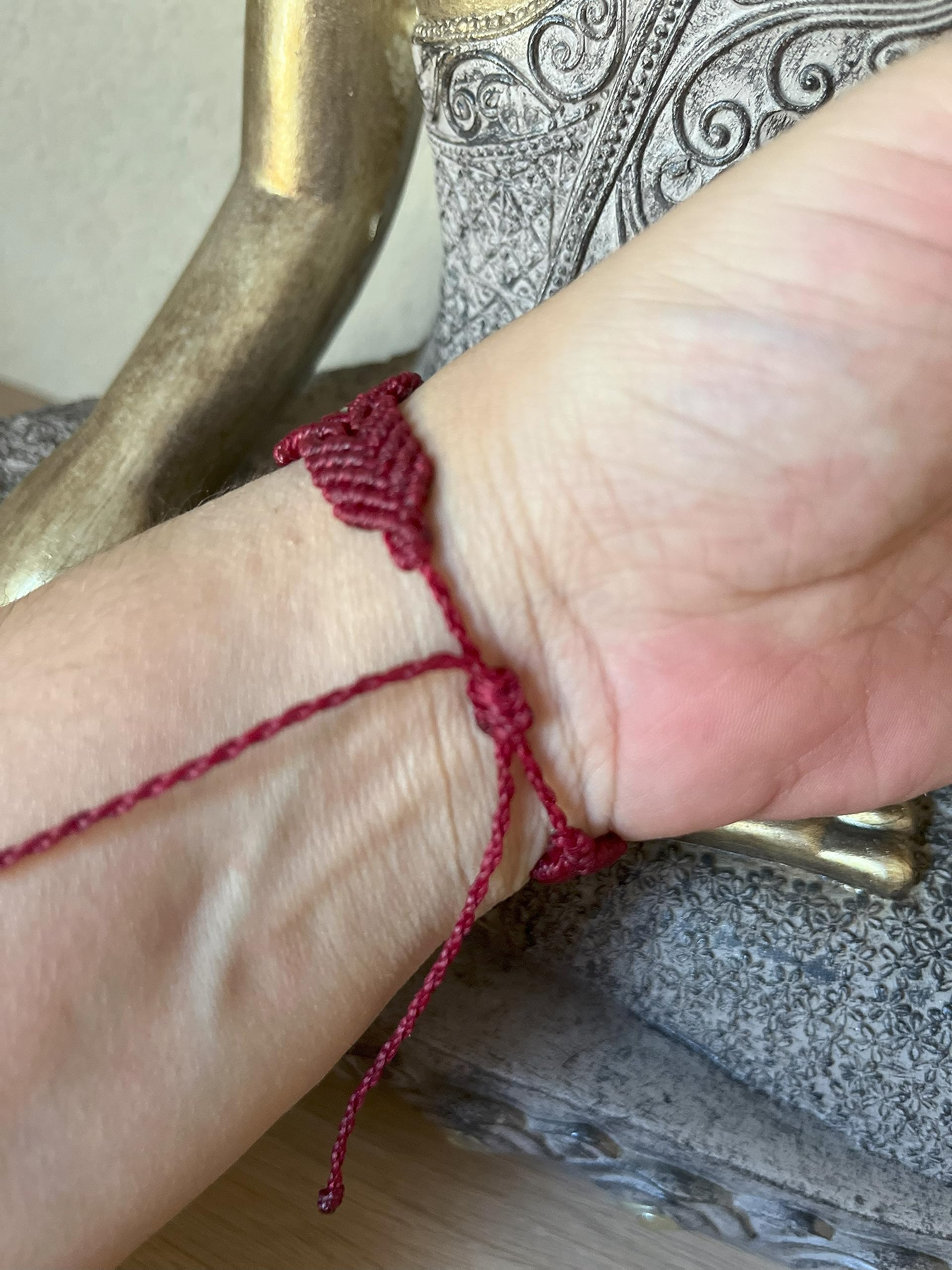 Brazalete de Nácar con Escarabajo Egipcio en Macramé Ajustable en Rojo