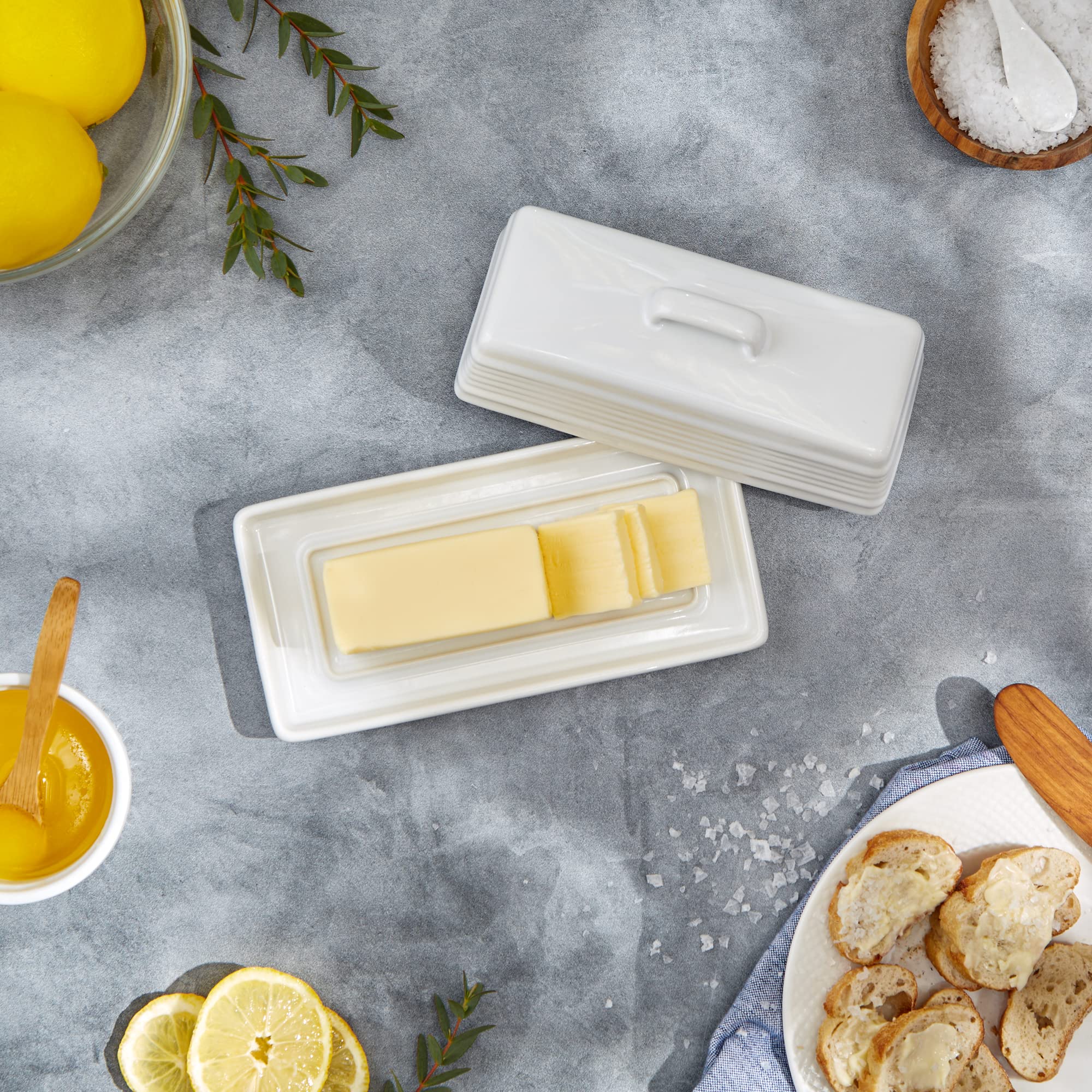 RSVP International Beurrier en grès avec couvercle pour comptoir de cuisine et table, 19,7 x 9,5 x 7,6 cm, blanc