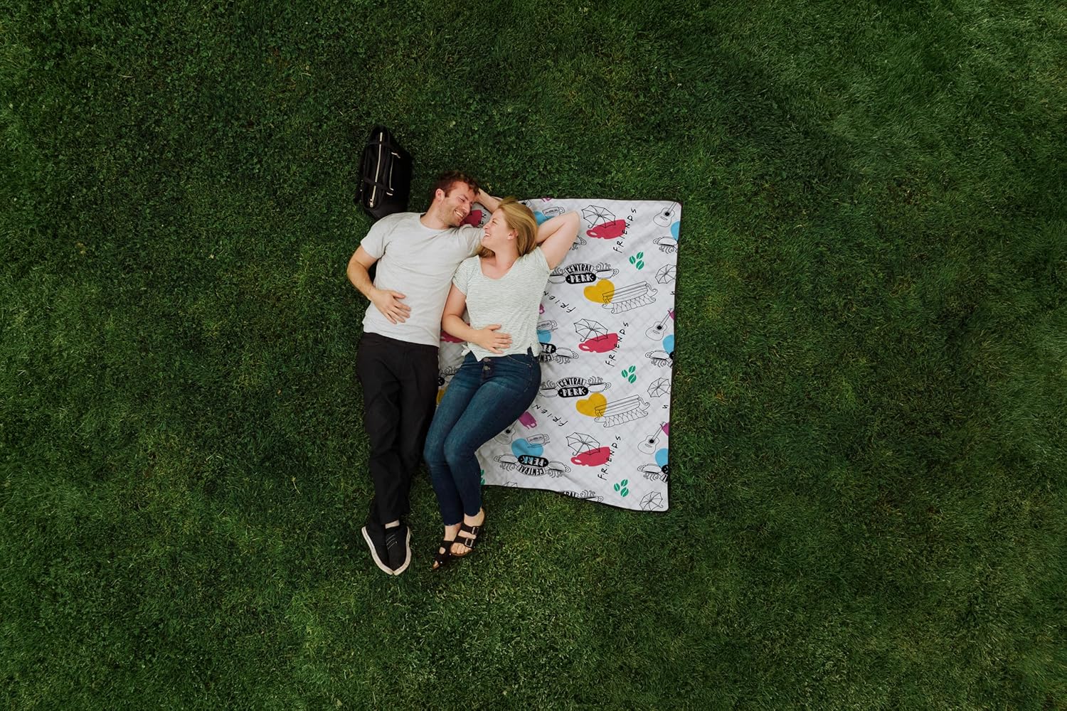 PICNIC TIME Friends Impresa Picnic Blanket, Lightweight Fleece Beach and Outdoor Blanket with Drawstring Backpack and Easy Fold Design, (Black and White)