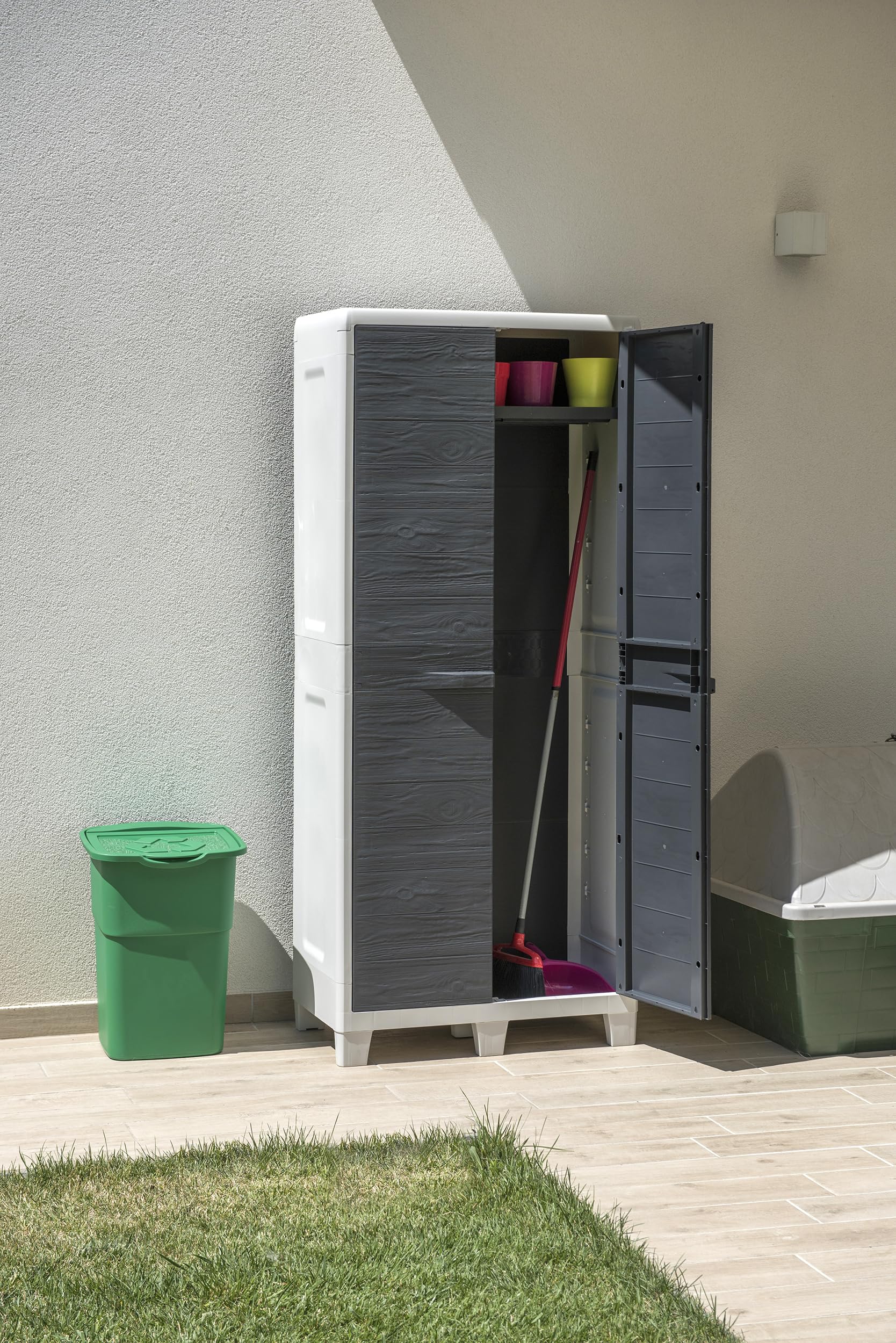 Toomax Armadio Portascope Woody's XL 78x46x182h cm in plastica resistente effetto legno grigio chiaro/antracite, 4 ripiani regolabili, piedini e predisposizione per lucchetto, per ripostigli e garage